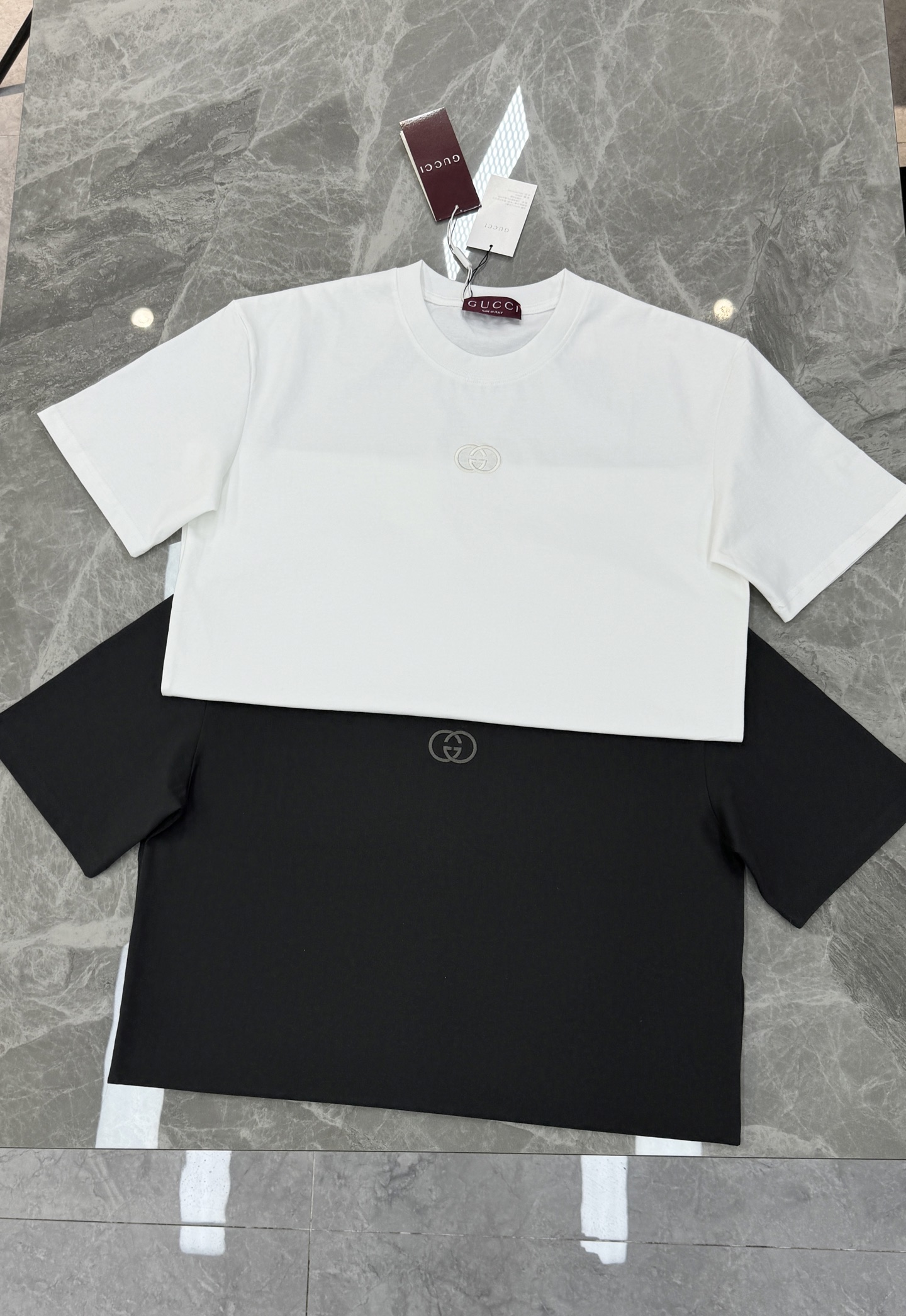 。🌾 Gucci古齐26s经典短袖T恤，男女同款❤️黑白两色可选，胸前双G Logo超有辨识度!立体3D