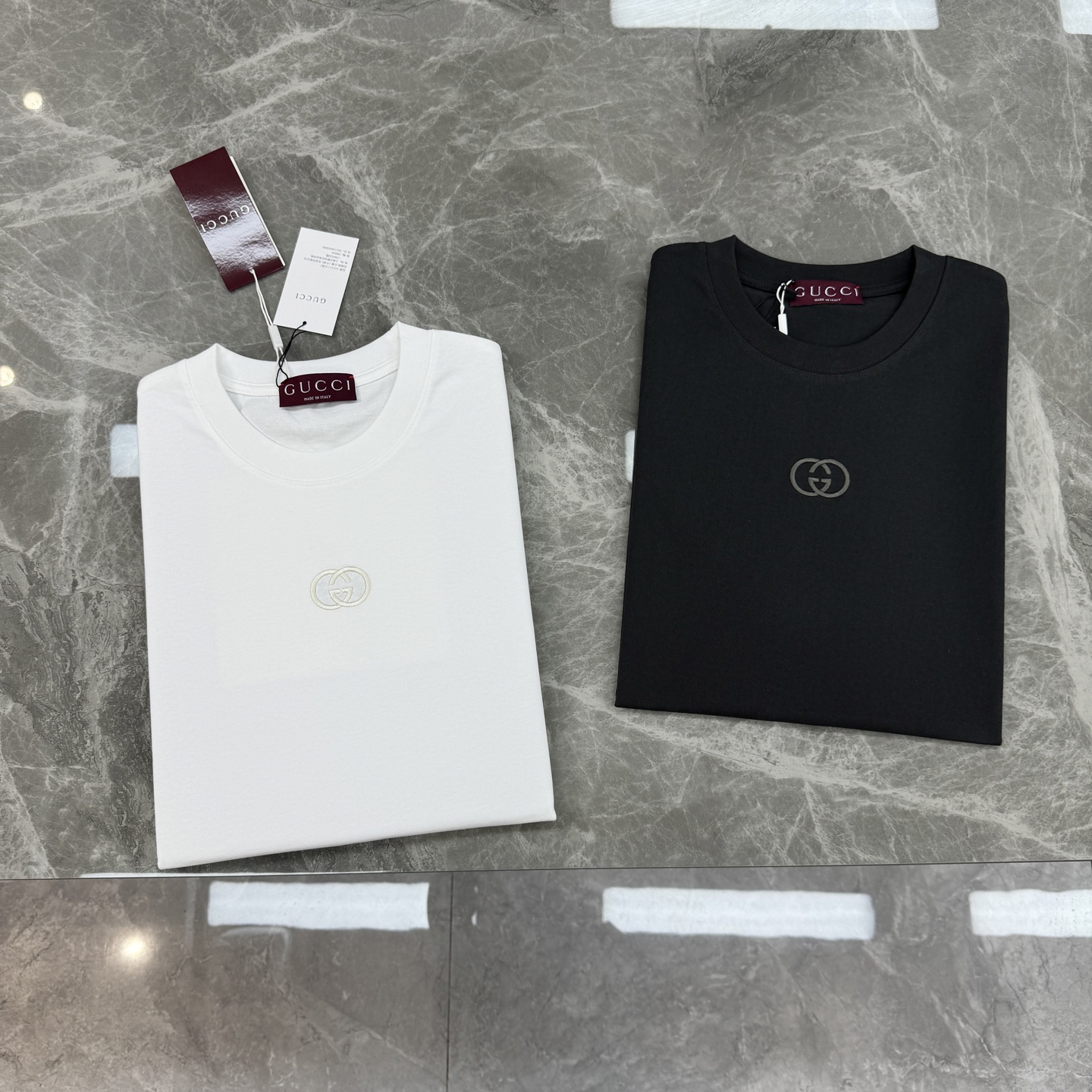 。🌾 Gucci古齐26s经典短袖T恤，男女同款❤️黑白两色可选，胸前双G Logo超有辨识度!立体3D