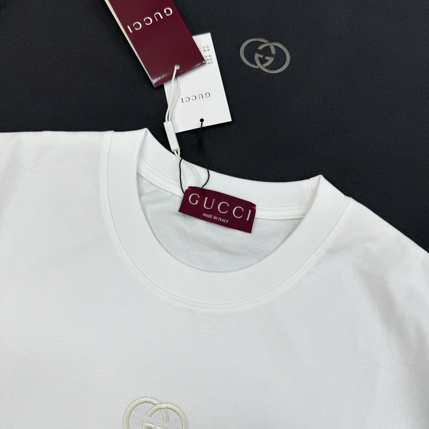 。🌾 Gucci古齐26s经典短袖T恤，男女同款❤️黑白两色可选，胸前双G Logo超有辨识度!立体3D