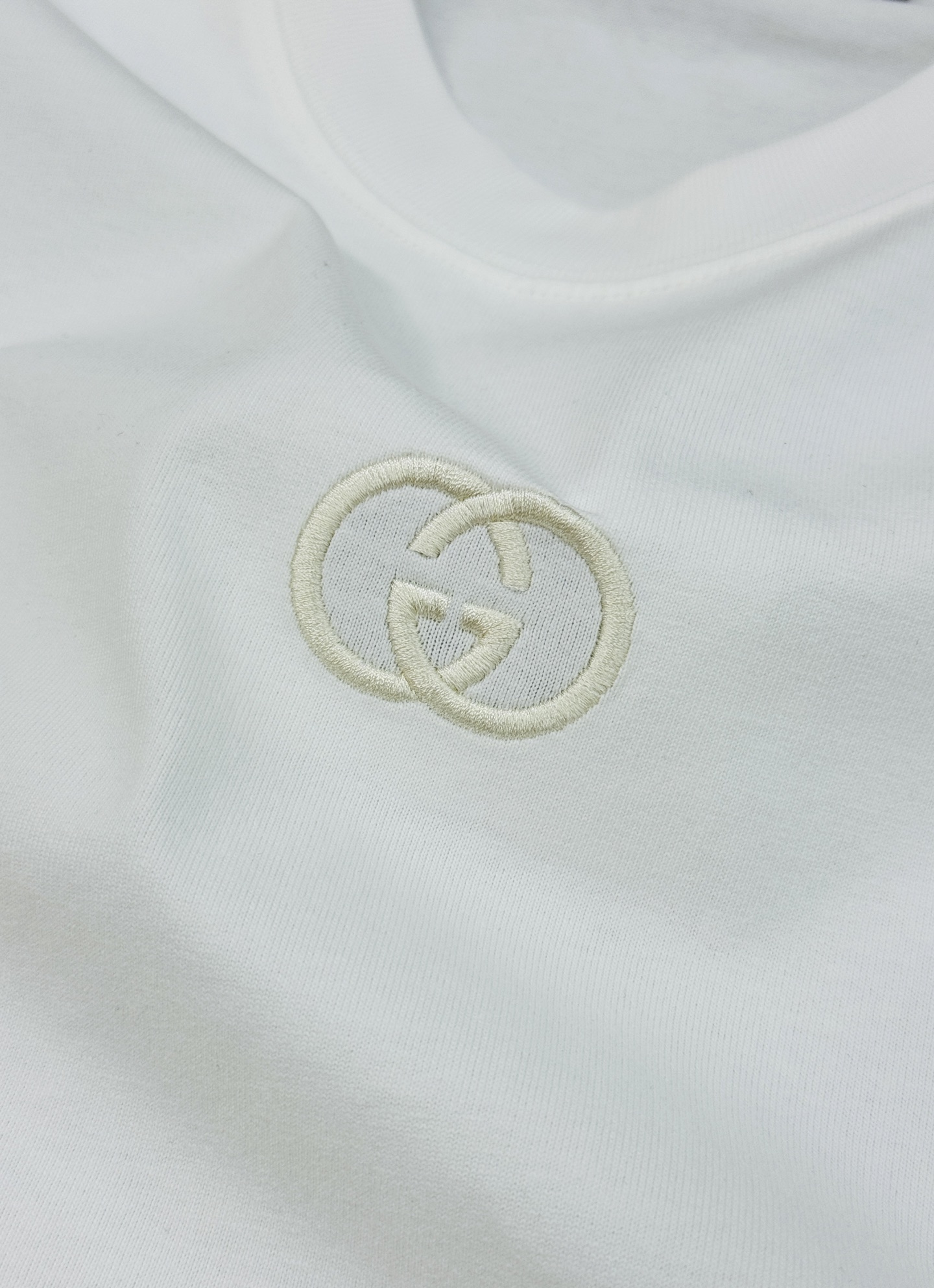 。🌾 Gucci古齐26s经典短袖T恤，男女同款❤️黑白两色可选，胸前双G Logo超有辨识度!立体3D