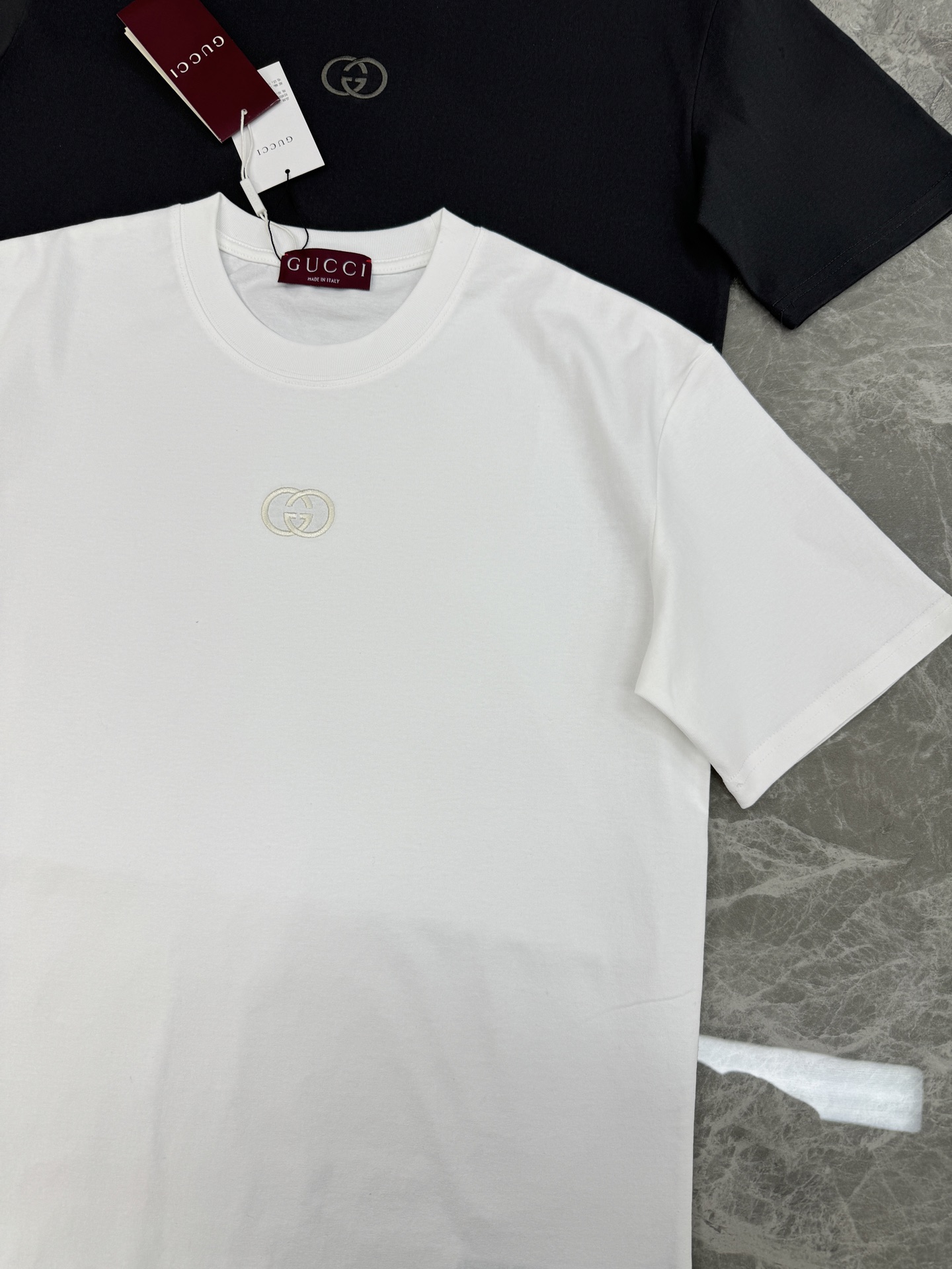 。🌾 Gucci古齐26s经典短袖T恤，男女同款❤️黑白两色可选，胸前双G Logo超有辨识度!立体3D