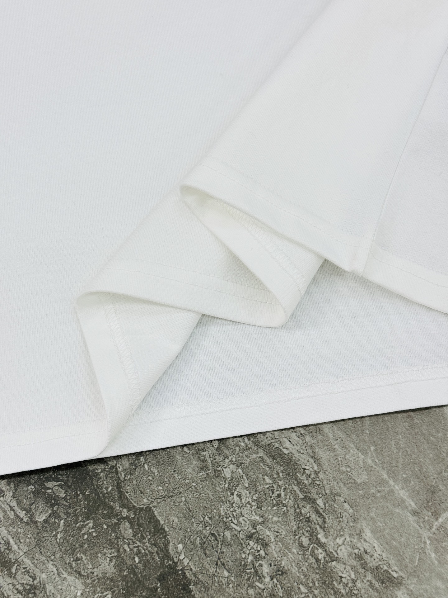 。🌾 Gucci古齐26s经典短袖T恤，男女同款❤️黑白两色可选，胸前双G Logo超有辨识度!立体3D