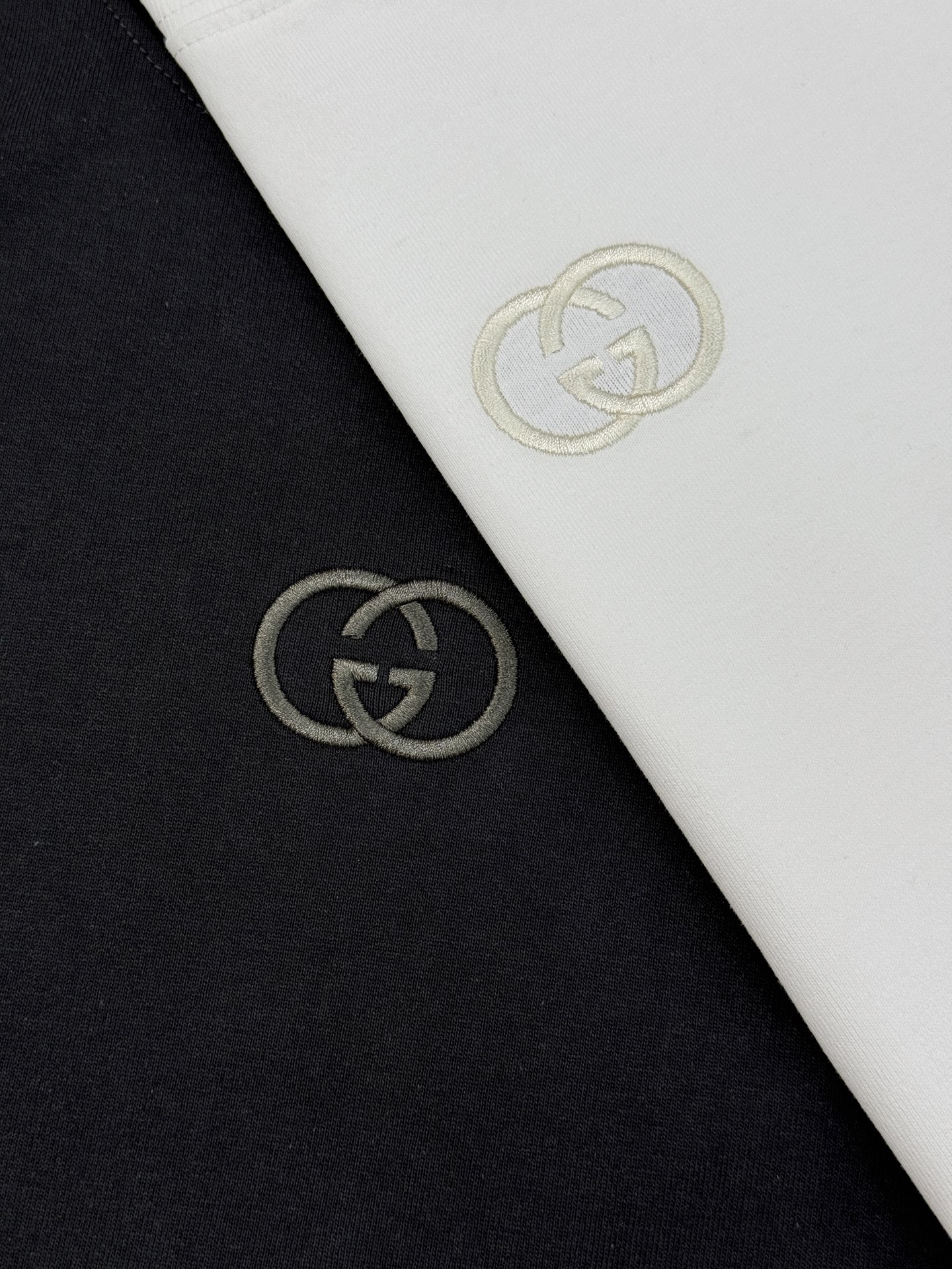 。🌾 Gucci古齐26s经典短袖T恤，男女同款❤️黑白两色可选，胸前双G Logo超有辨识度!立体3D