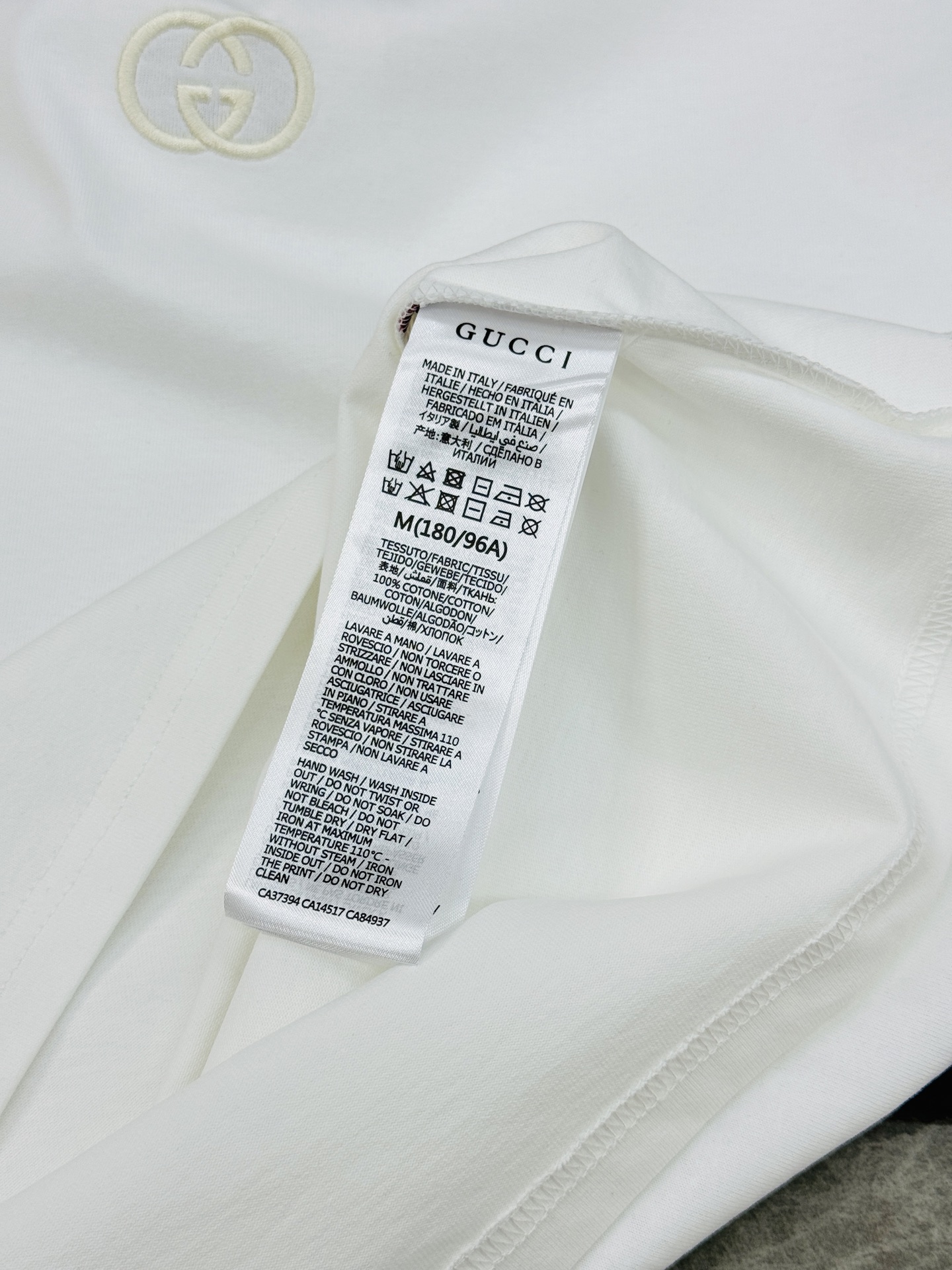 。🌾 Gucci古齐26s经典短袖T恤，男女同款❤️黑白两色可选，胸前双G Logo超有辨识度!立体3D