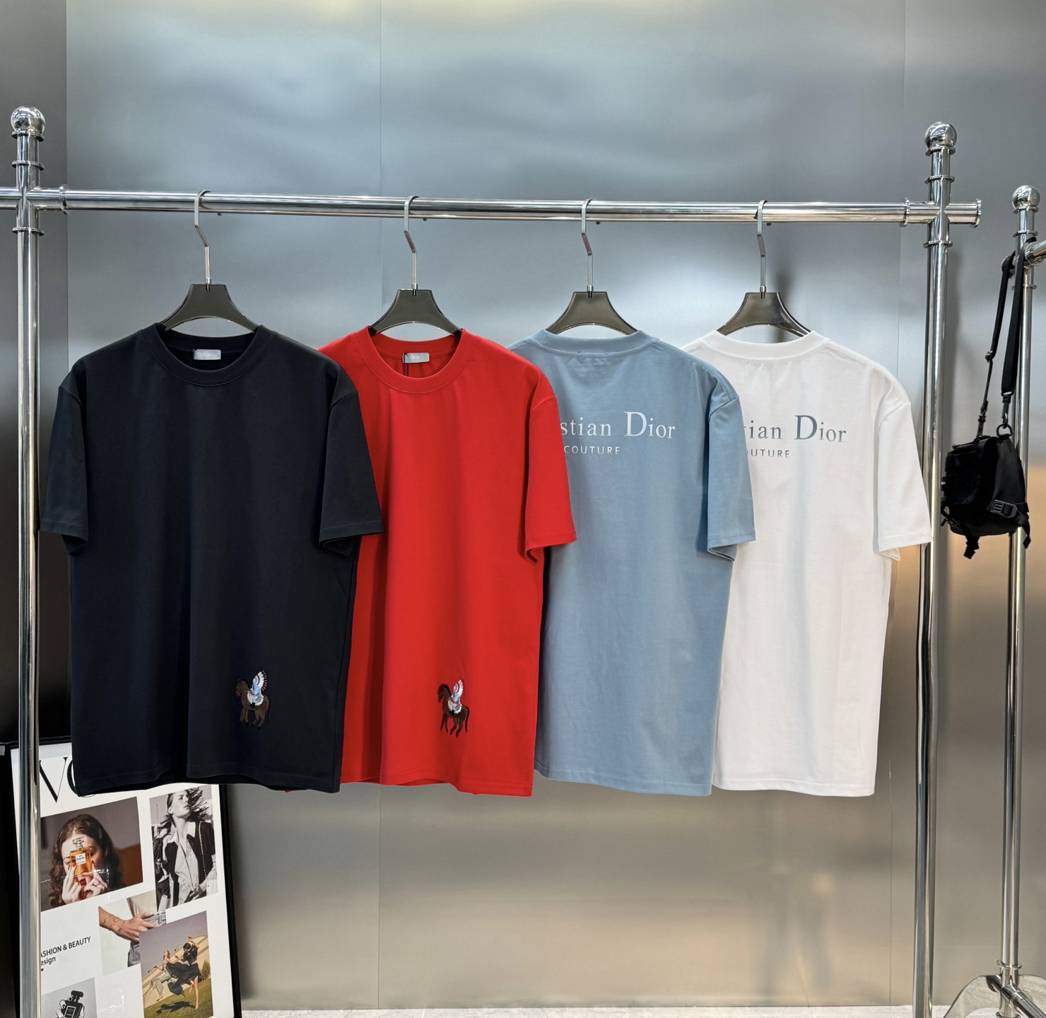 。🌾 Dior迪奥26s早春系列短袖T恤，男女同款❤️采用竹节棉，质感厚实，穿着舒适透气。下摆精致3D刺