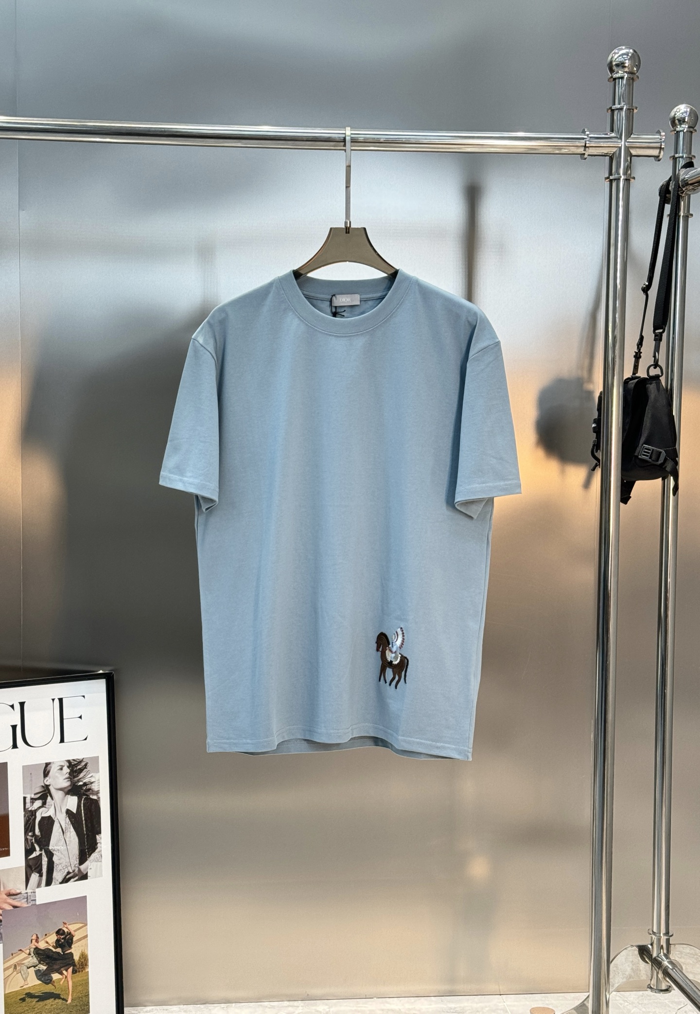 。🌾 Dior迪奥26s早春系列短袖T恤，男女同款❤️采用竹节棉，质感厚实，穿着舒适透气。下摆精致3D刺