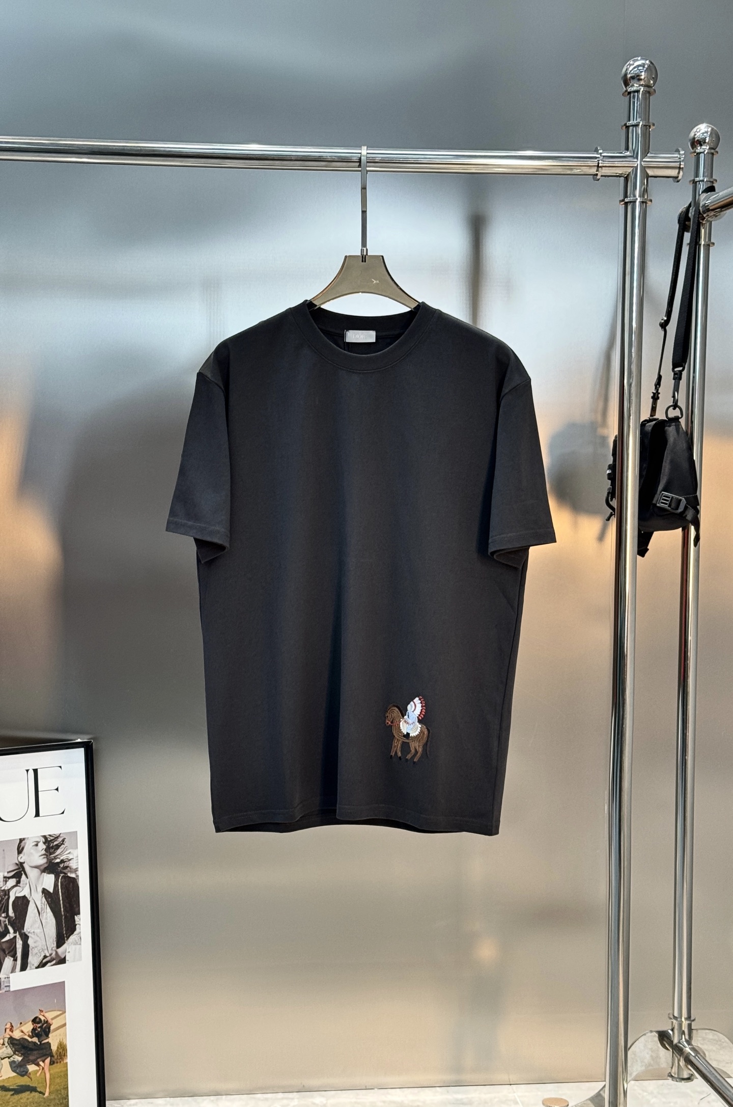 。🌾 Dior迪奥26s早春系列短袖T恤，男女同款❤️采用竹节棉，质感厚实，穿着舒适透气。下摆精致3D刺