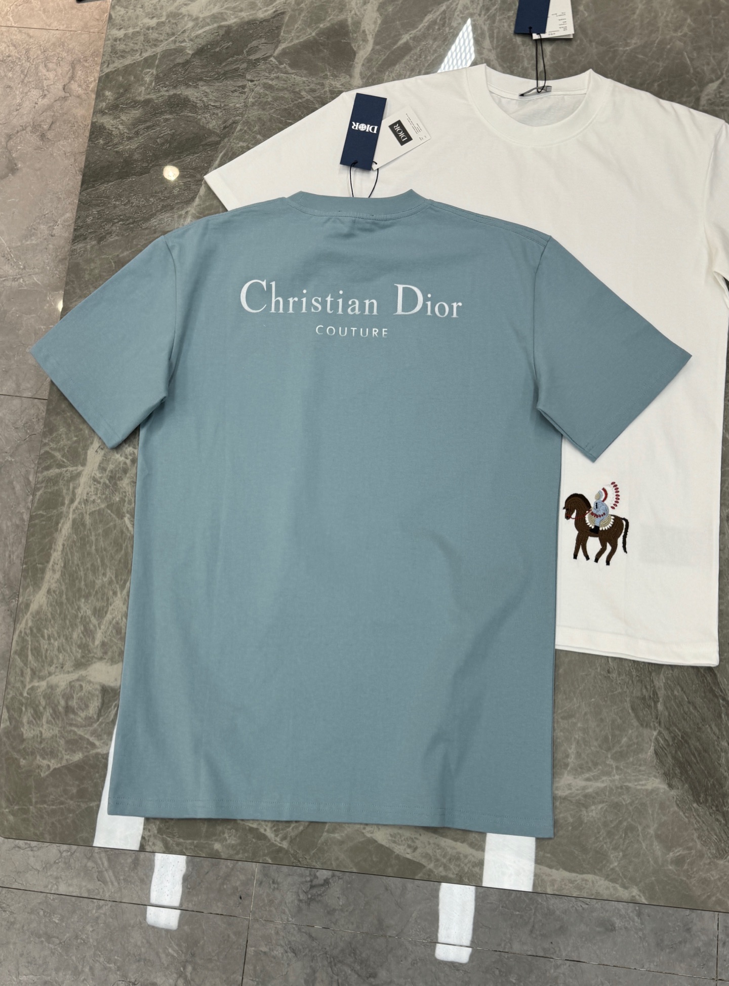 。🌾 Dior迪奥26s早春系列短袖T恤，男女同款❤️采用竹节棉，质感厚实，穿着舒适透气。下摆精致3D刺