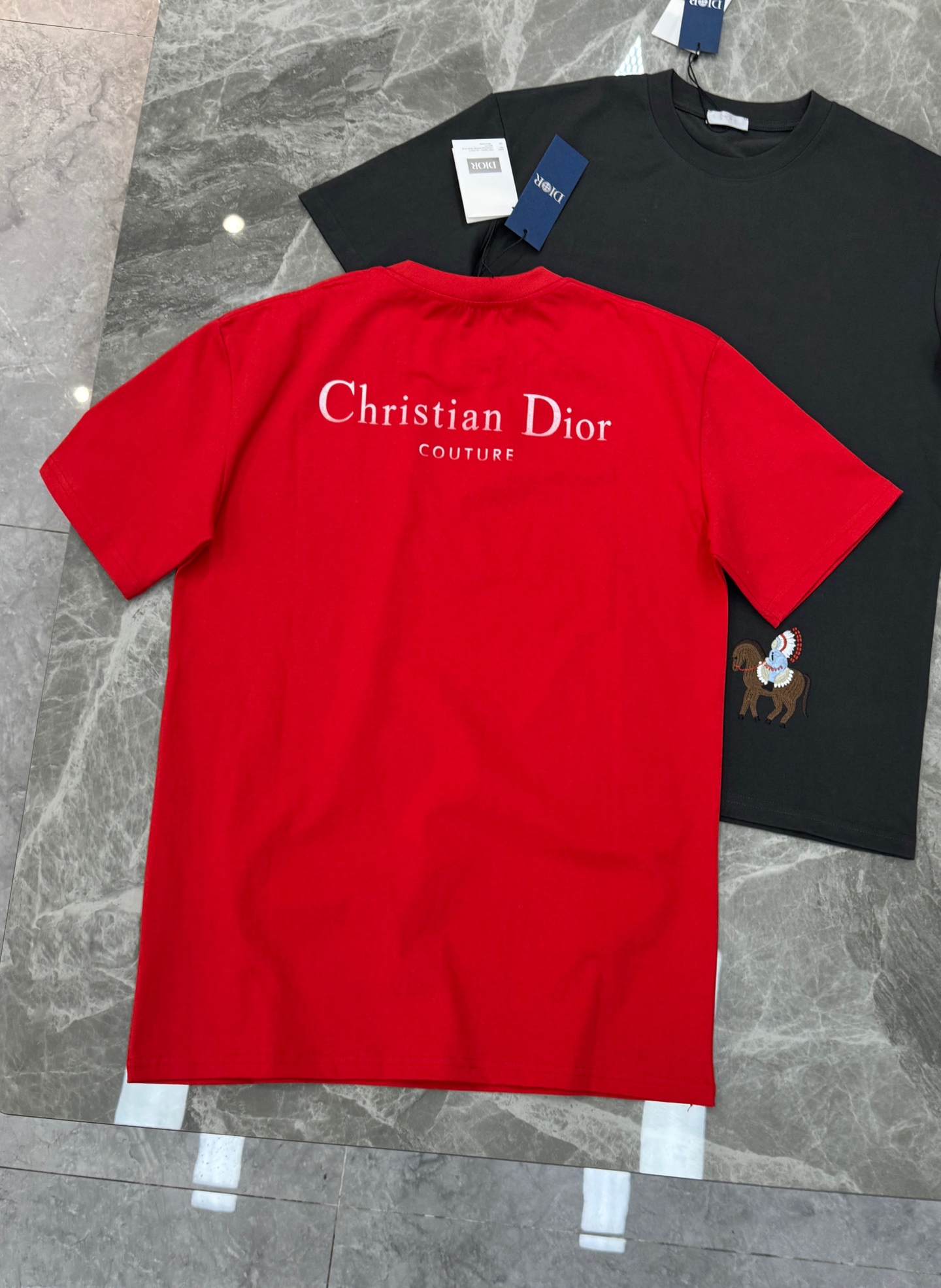 。🌾 Dior迪奥26s早春系列短袖T恤，男女同款❤️采用竹节棉，质感厚实，穿着舒适透气。下摆精致3D刺