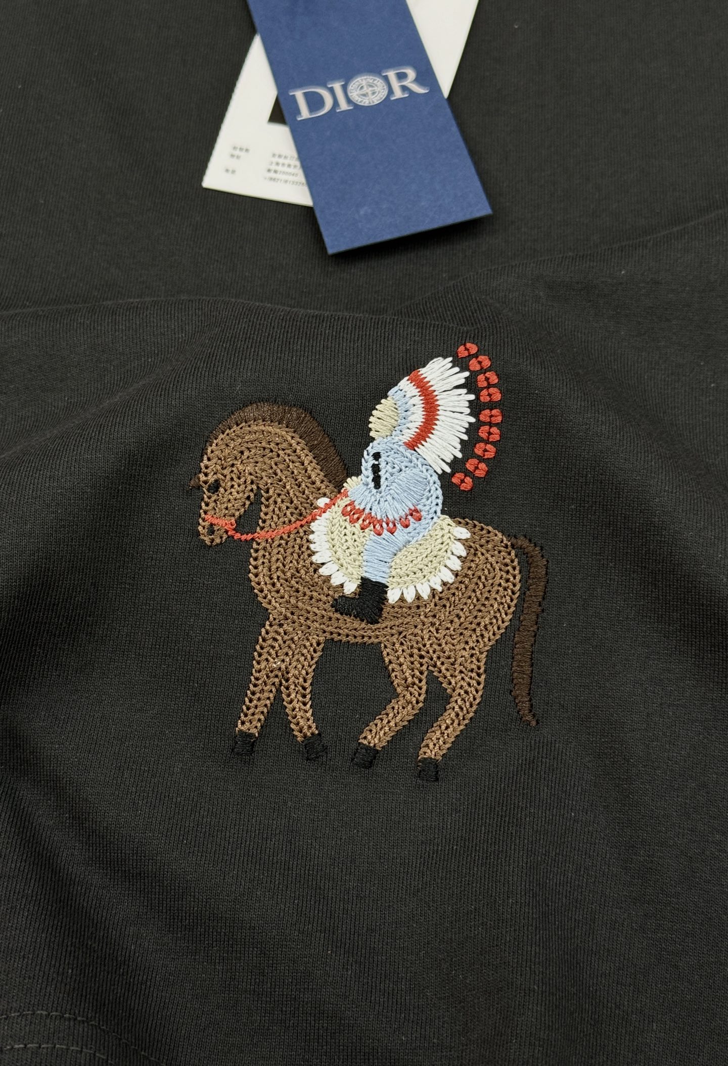 。🌾 Dior迪奥26s早春系列短袖T恤，男女同款❤️采用竹节棉，质感厚实，穿着舒适透气。下摆精致3D刺