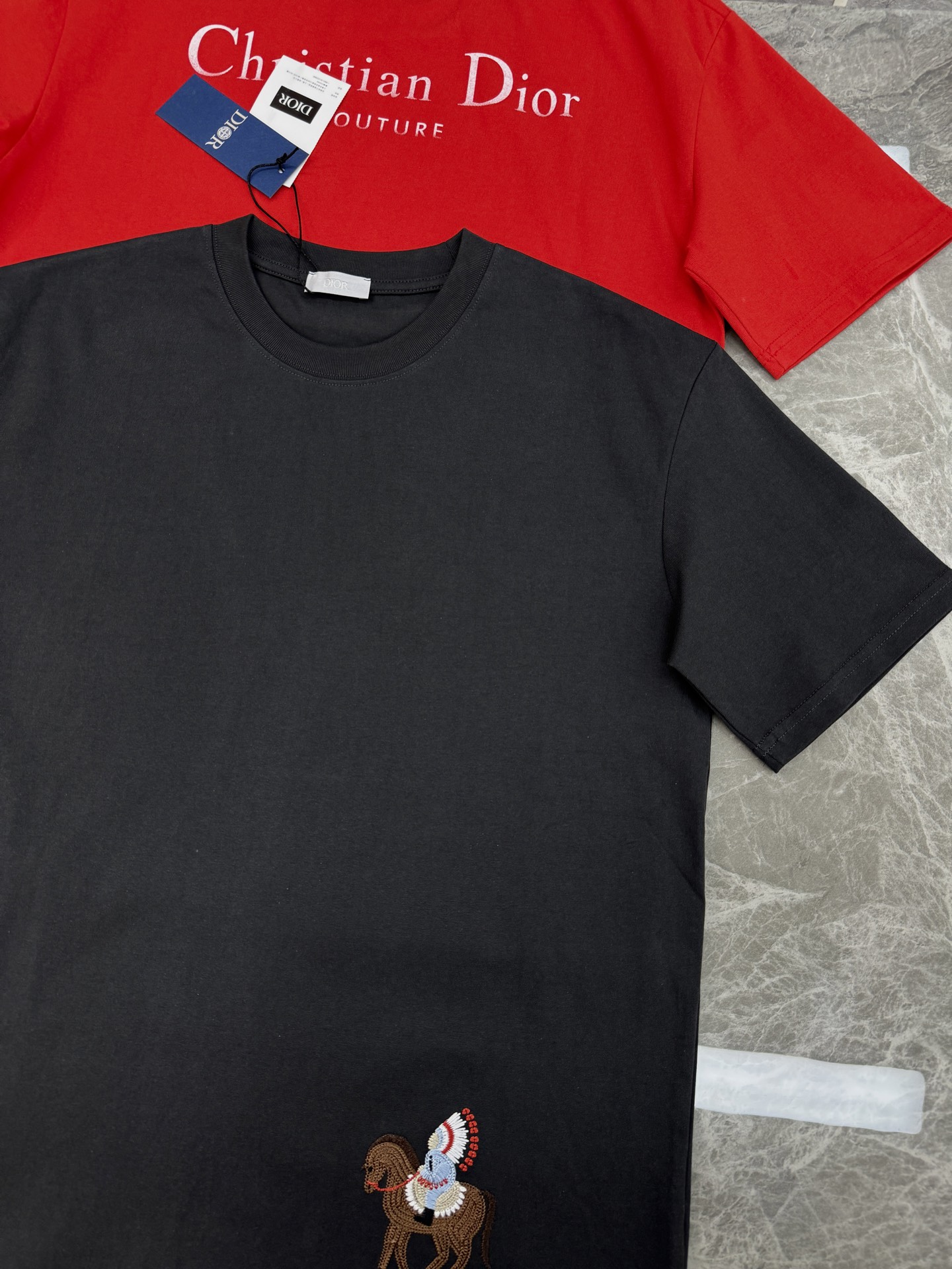 。🌾 Dior迪奥26s早春系列短袖T恤，男女同款❤️采用竹节棉，质感厚实，穿着舒适透气。下摆精致3D刺