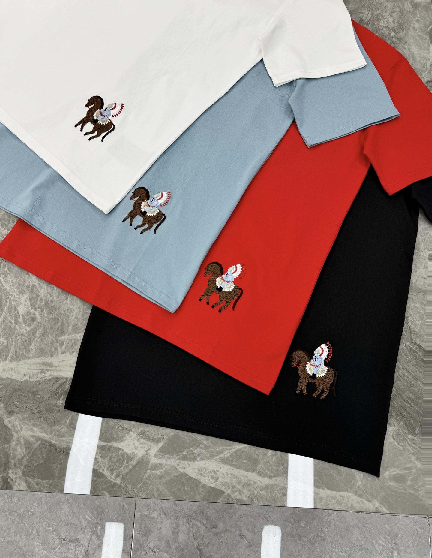 。🌾 Dior迪奥26s早春系列短袖T恤，男女同款❤️采用竹节棉，质感厚实，穿着舒适透气。下摆精致3D刺