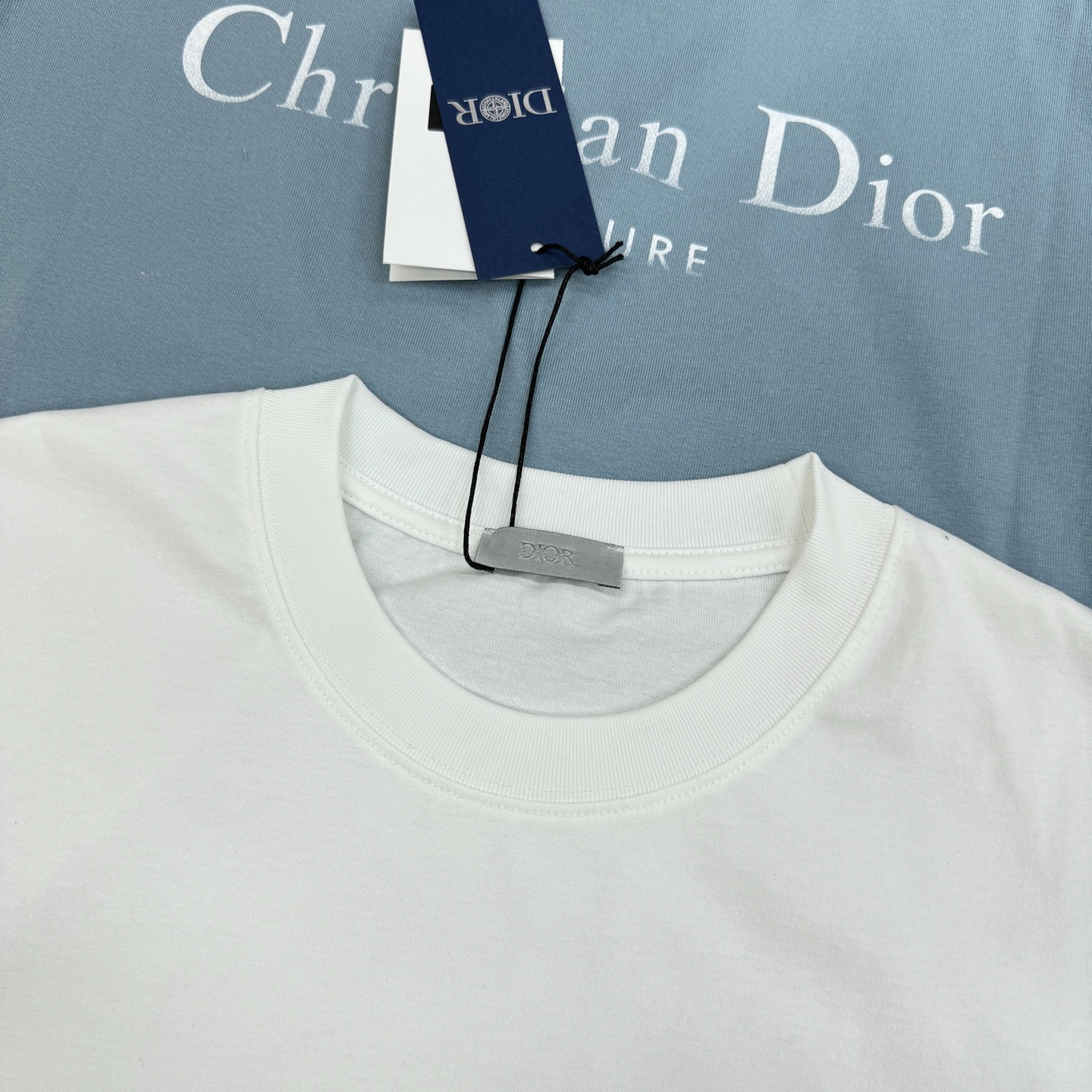 。🌾 Dior迪奥26s早春系列短袖T恤，男女同款❤️采用竹节棉，质感厚实，穿着舒适透气。下摆精致3D刺