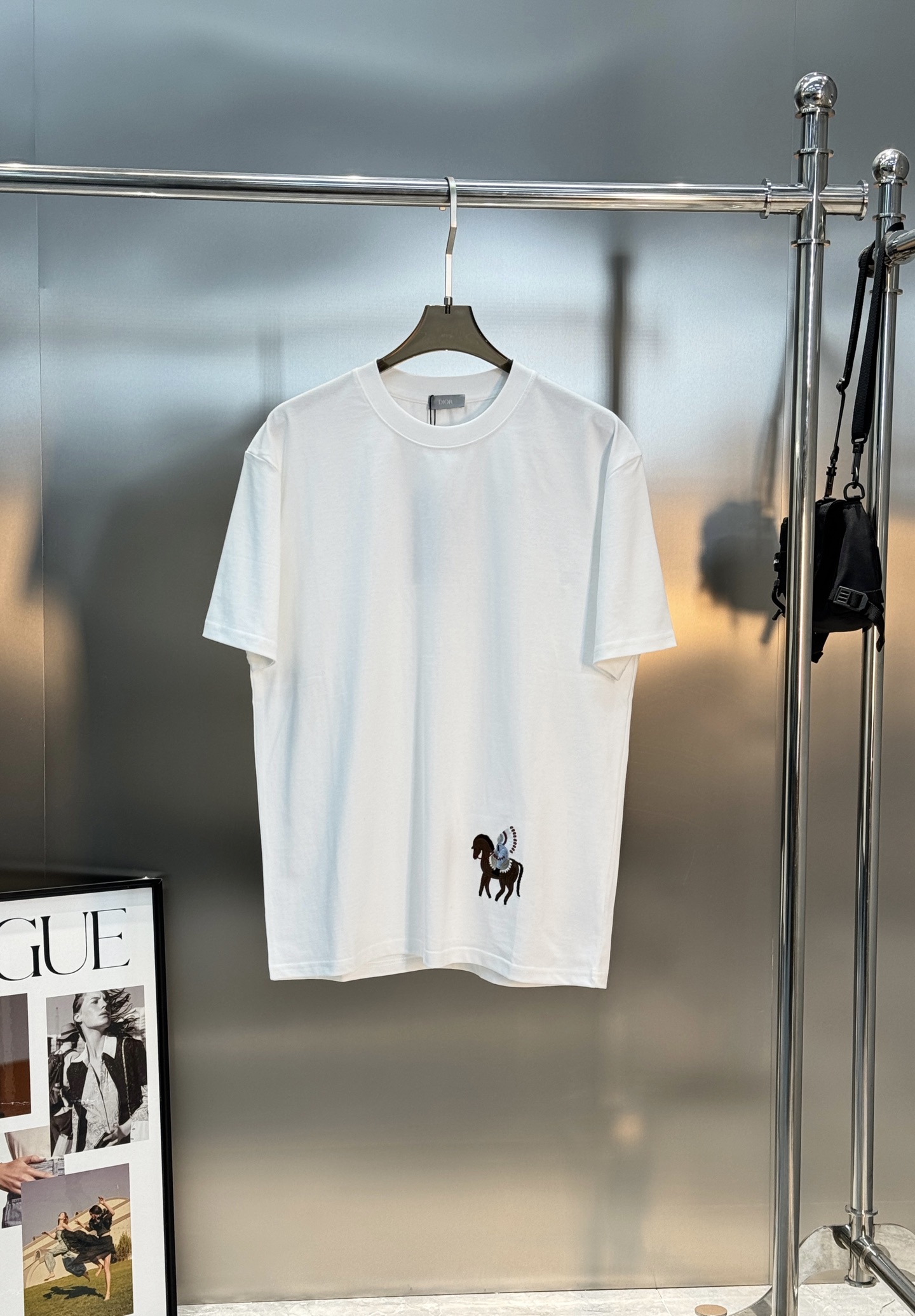 。🌾 Dior迪奥26s早春系列短袖T恤，男女同款❤️采用竹节棉，质感厚实，穿着舒适透气。下摆精致3D刺