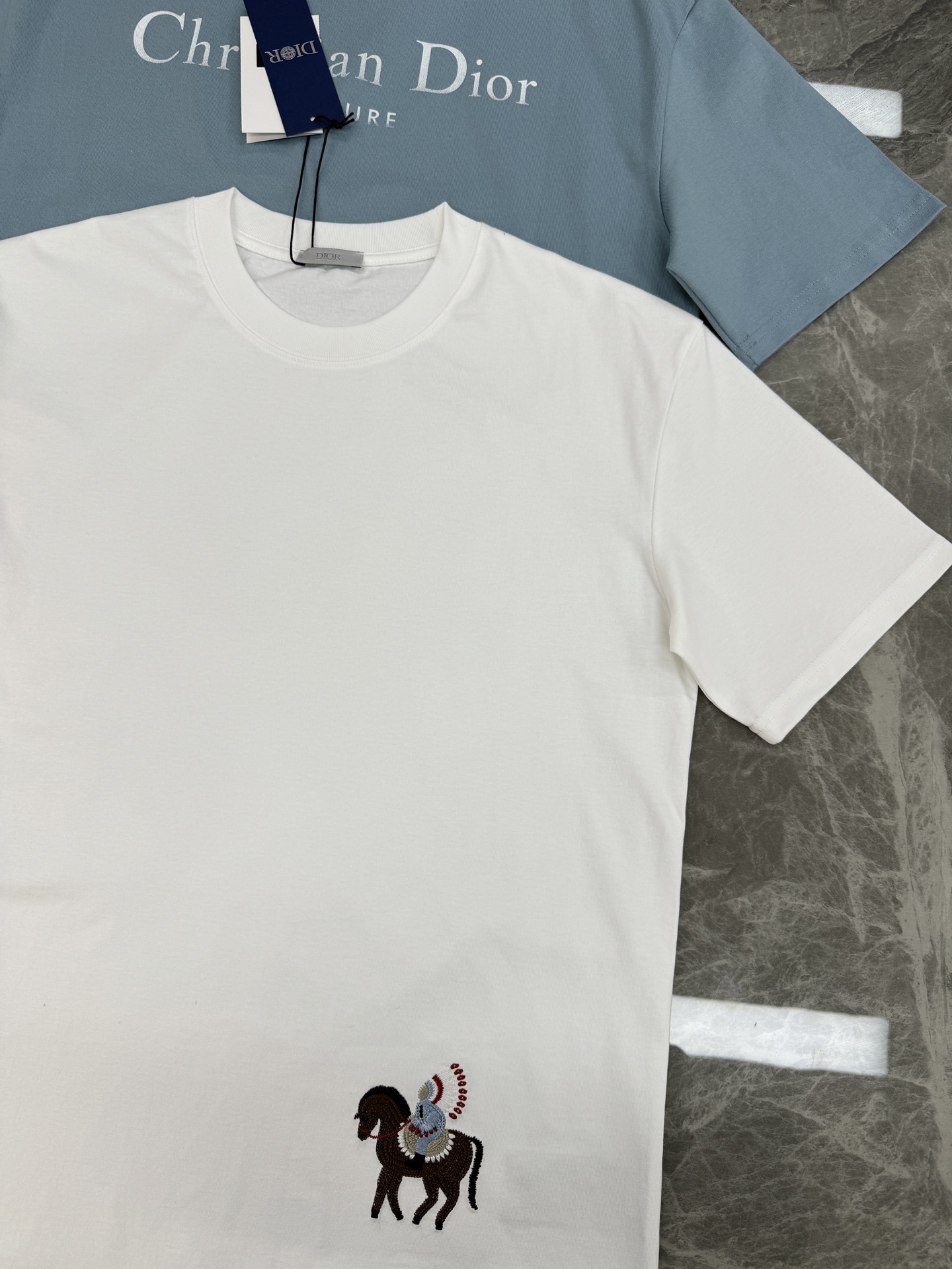 。🌾 Dior迪奥26s早春系列短袖T恤，男女同款❤️采用竹节棉，质感厚实，穿着舒适透气。下摆精致3D刺