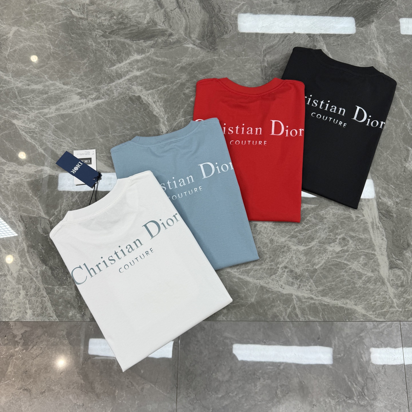 。🌾 Dior迪奥26s早春系列短袖T恤，男女同款❤️采用竹节棉，质感厚实，穿着舒适透气。下摆精致3D刺