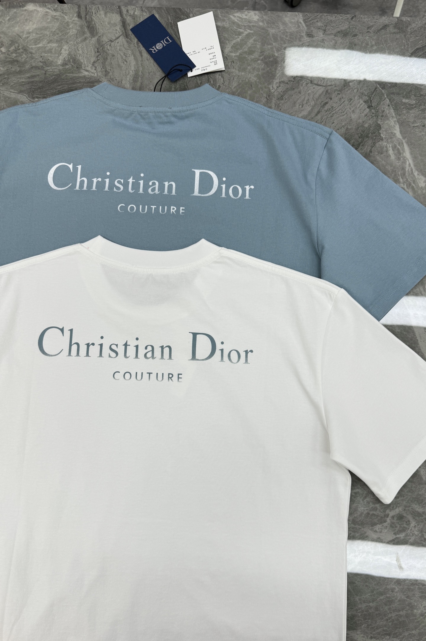 。🌾 Dior迪奥26s早春系列短袖T恤，男女同款❤️采用竹节棉，质感厚实，穿着舒适透气。下摆精致3D刺