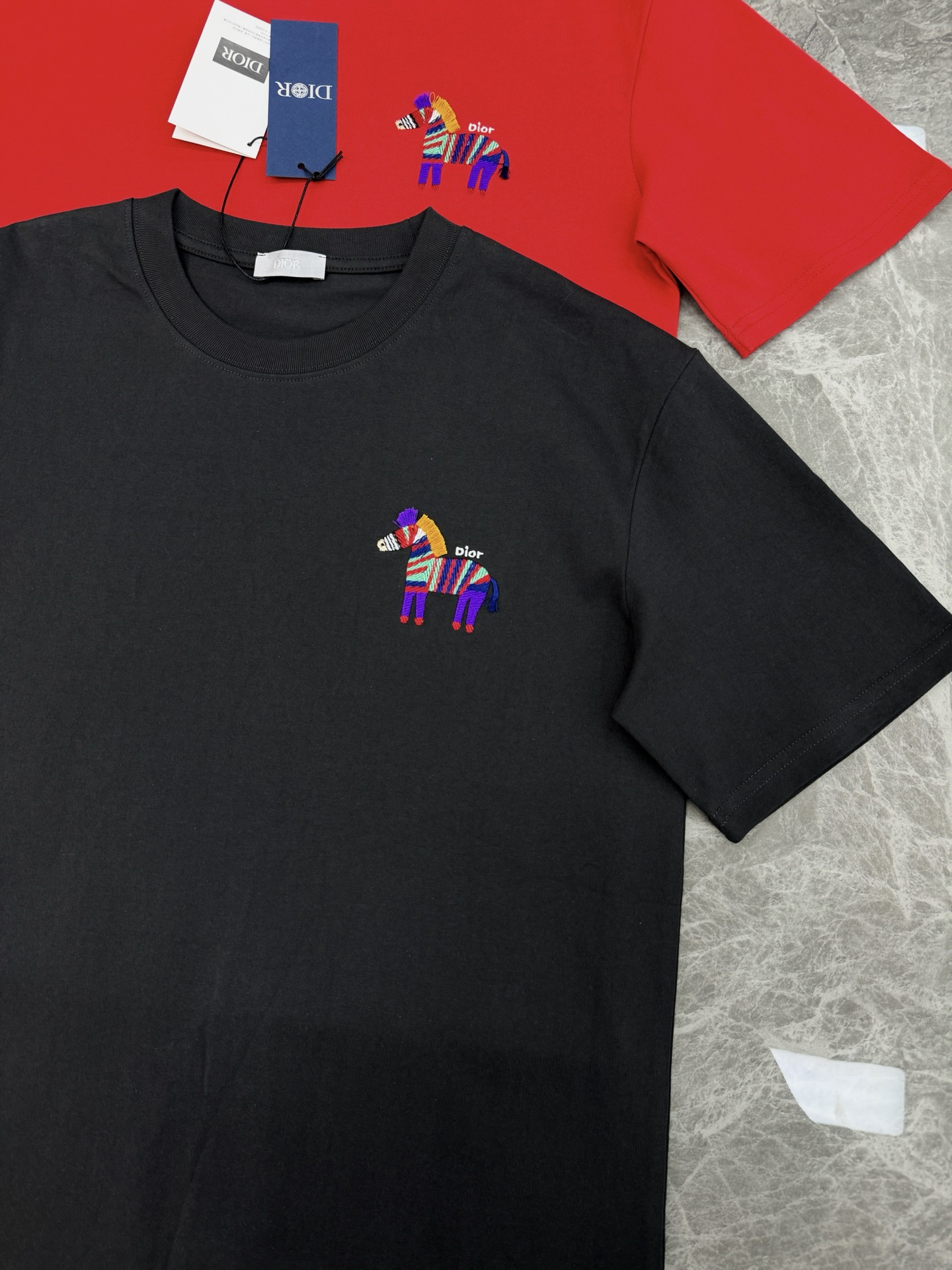 。🌾 Dior26s新品彩虹斑马刺绣T恤.男女同款❤️基础款推荐.胸前彩虹斑马刺绣🪡超吸睛，童趣又艺术感