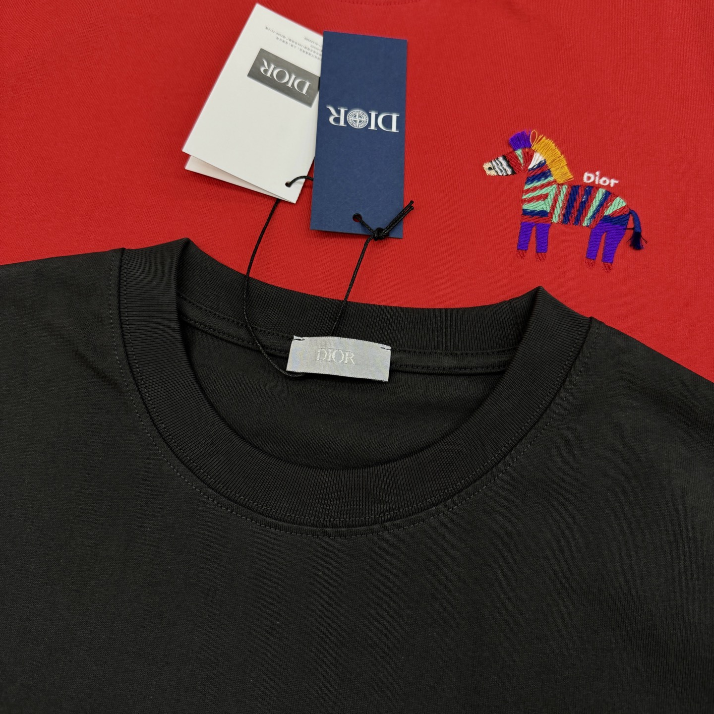 。🌾 Dior26s新品彩虹斑马刺绣T恤.男女同款❤️基础款推荐.胸前彩虹斑马刺绣🪡超吸睛，童趣又艺术感