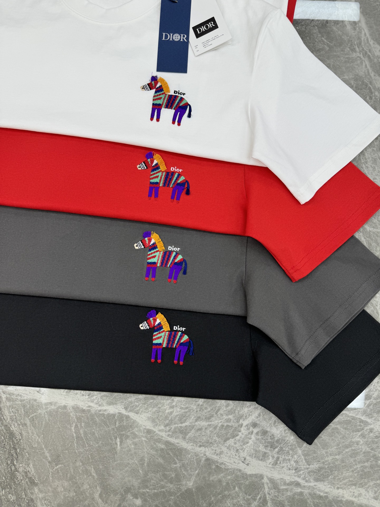 。🌾 Dior26s新品彩虹斑马刺绣T恤.男女同款❤️基础款推荐.胸前彩虹斑马刺绣🪡超吸睛，童趣又艺术感