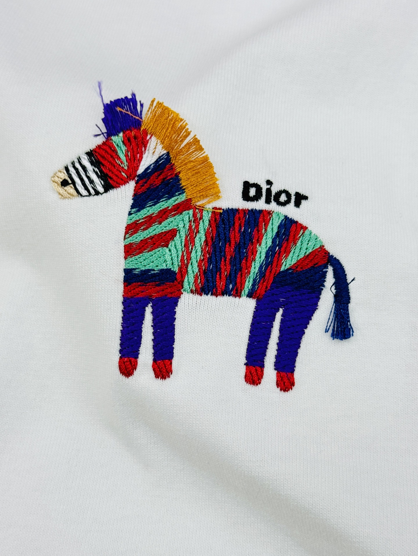 。🌾 Dior26s新品彩虹斑马刺绣T恤.男女同款❤️基础款推荐.胸前彩虹斑马刺绣🪡超吸睛，童趣又艺术感