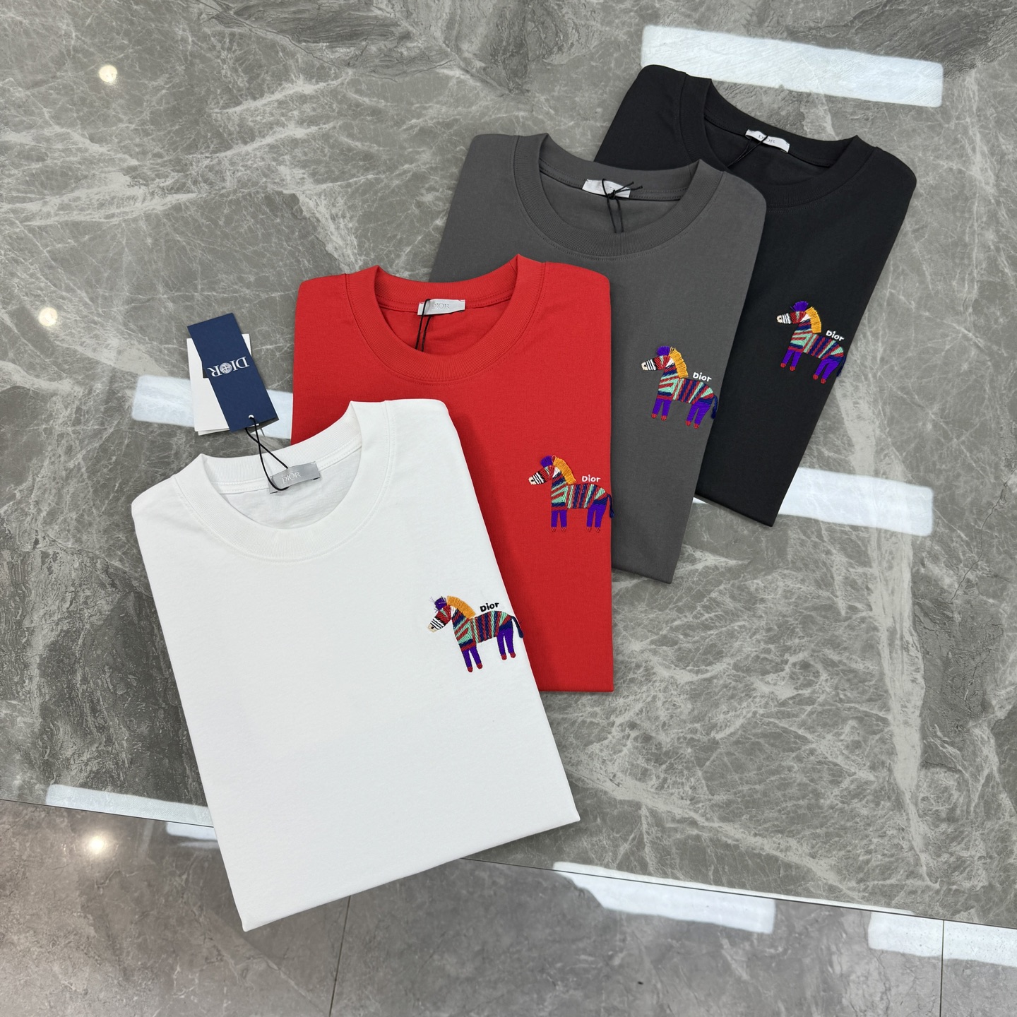 。🌾 Dior26s新品彩虹斑马刺绣T恤.男女同款❤️基础款推荐.胸前彩虹斑马刺绣🪡超吸睛，童趣又艺术感