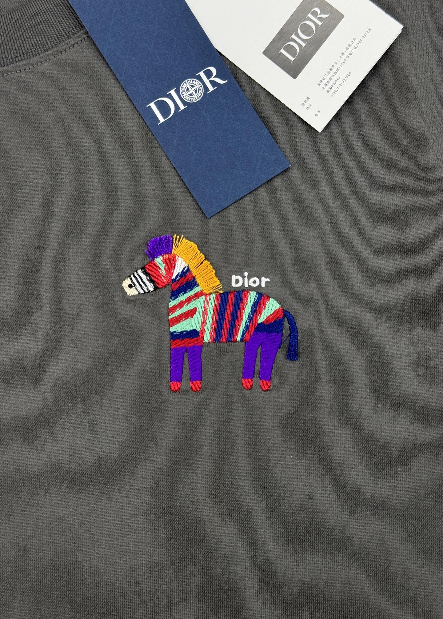 。🌾 Dior26s新品彩虹斑马刺绣T恤.男女同款❤️基础款推荐.胸前彩虹斑马刺绣🪡超吸睛，童趣又艺术感