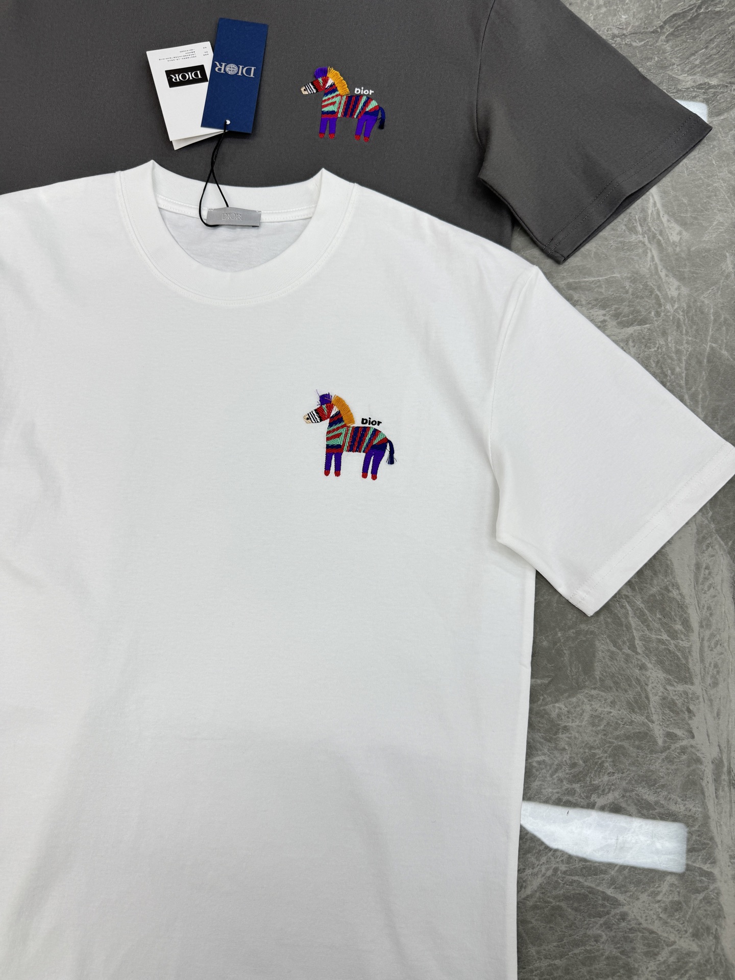 。🌾 Dior26s新品彩虹斑马刺绣T恤.男女同款❤️基础款推荐.胸前彩虹斑马刺绣🪡超吸睛，童趣又艺术感