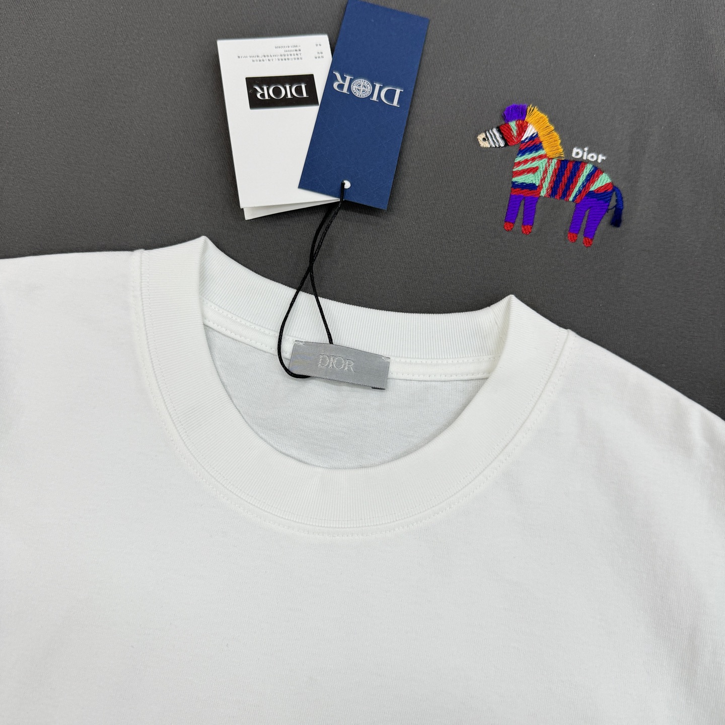 。🌾 Dior26s新品彩虹斑马刺绣T恤.男女同款❤️基础款推荐.胸前彩虹斑马刺绣🪡超吸睛，童趣又艺术感