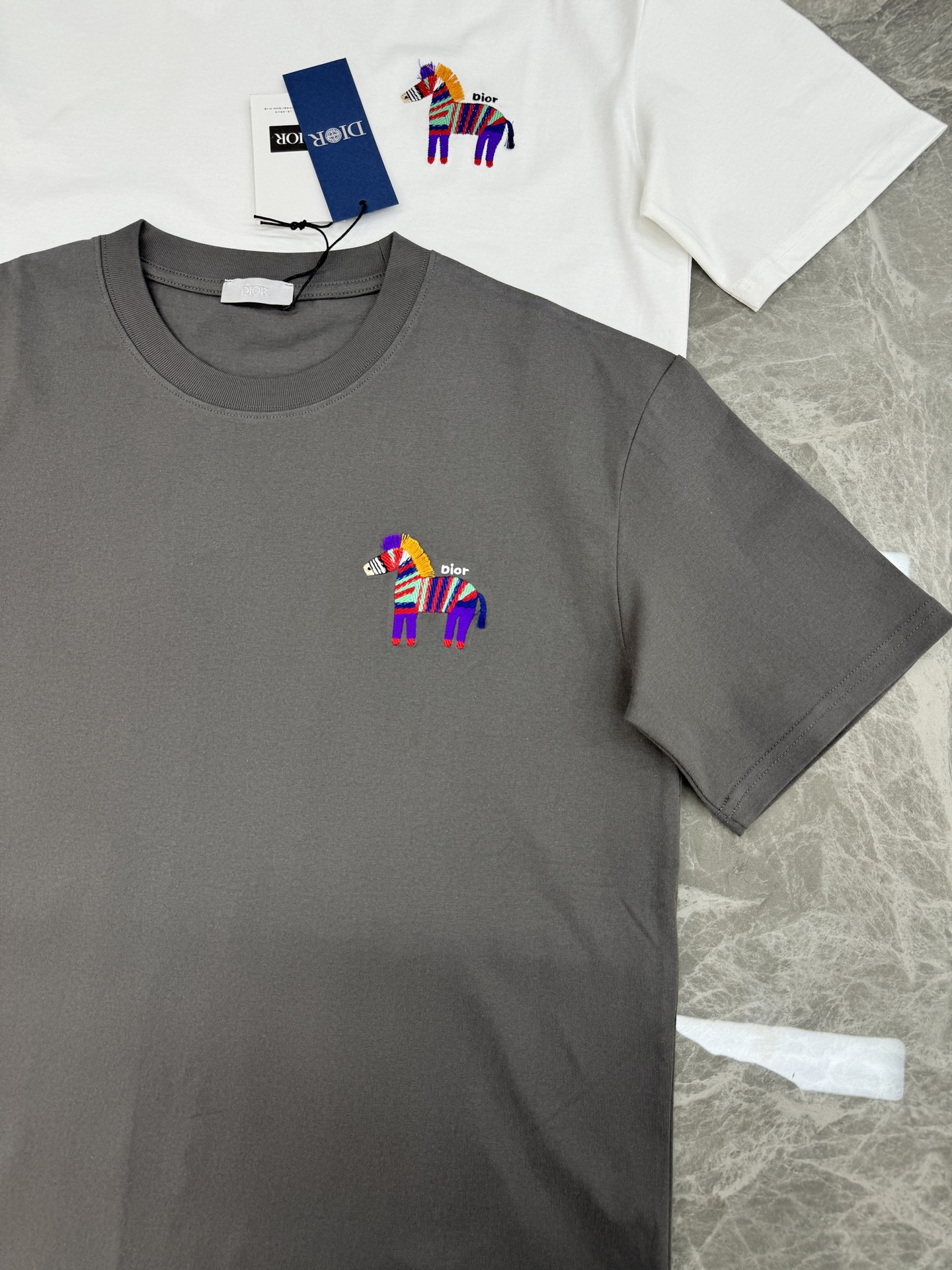 。🌾 Dior26s新品彩虹斑马刺绣T恤.男女同款❤️基础款推荐.胸前彩虹斑马刺绣🪡超吸睛，童趣又艺术感