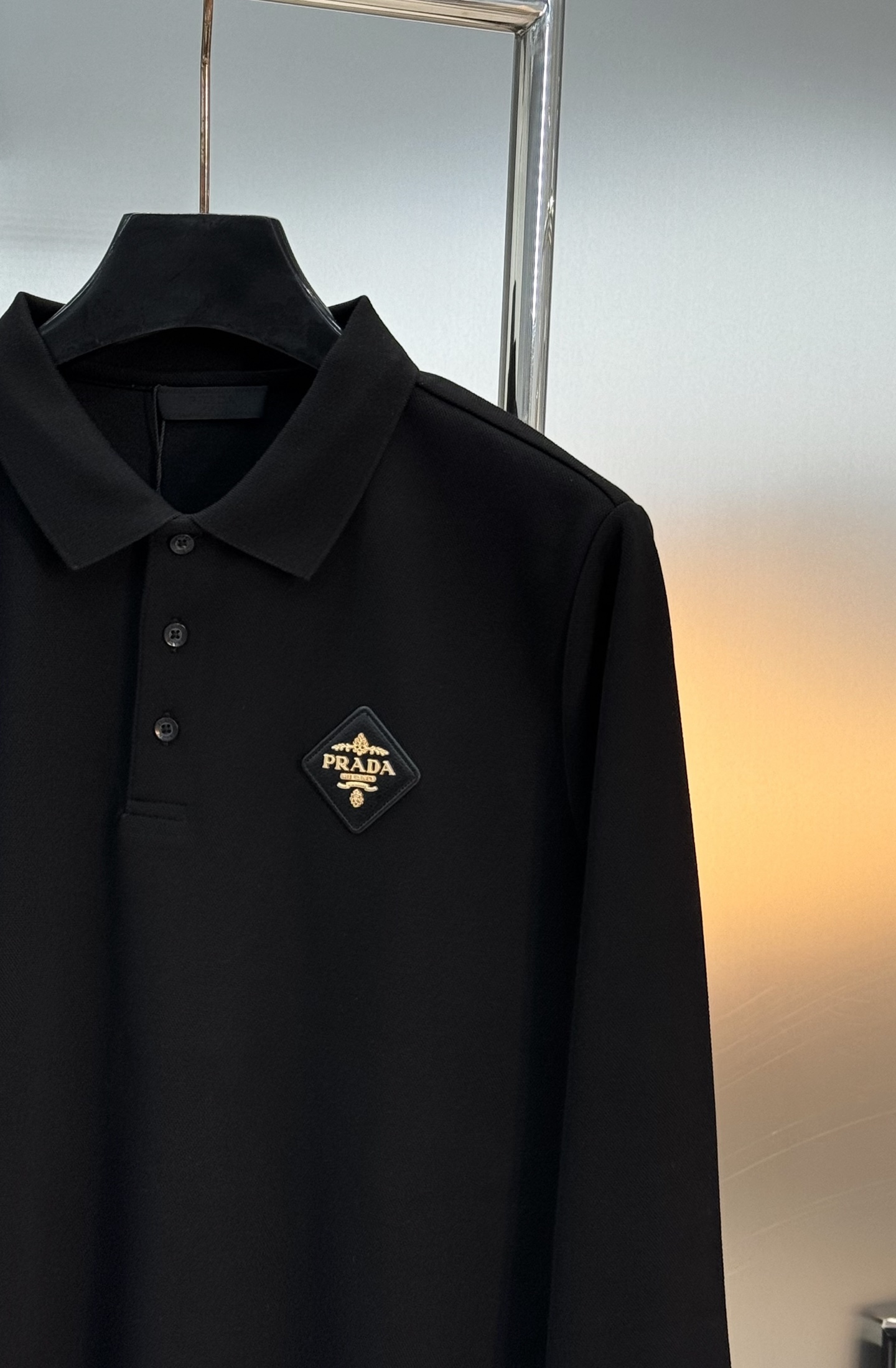 PRADA普拉达男士长袖翻领Polo.胸前经典徽标.定制皮牌.简单高级.整体纯色调调 辅以经典LOGO点