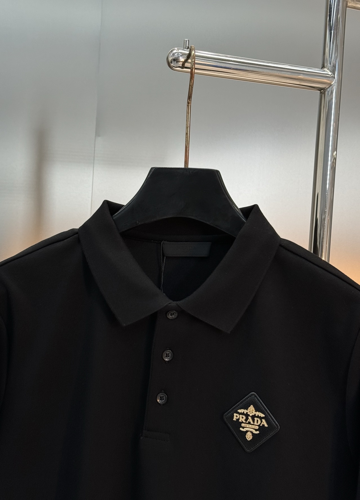 PRADA普拉达男士长袖翻领Polo.胸前经典徽标.定制皮牌.简单高级.整体纯色调调 辅以经典LOGO点