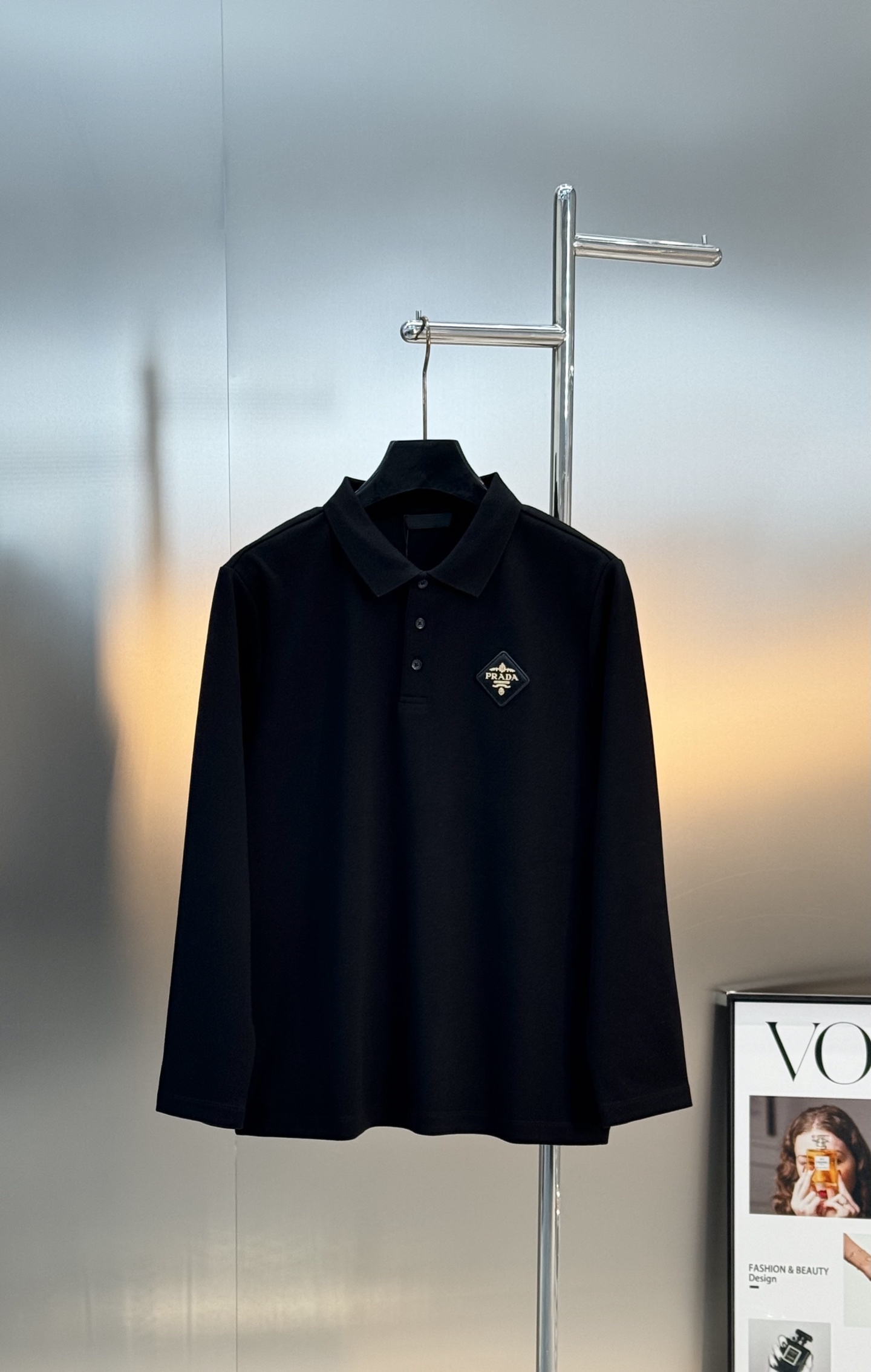 PRADA普拉达男士长袖翻领Polo.胸前经典徽标.定制皮牌.简单高级.整体纯色调调 辅以经典LOGO点