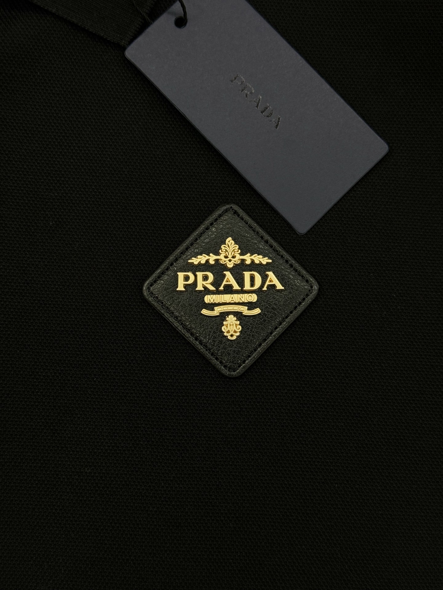 PRADA普拉达男士长袖翻领Polo.胸前经典徽标.定制皮牌.简单高级.整体纯色调调 辅以经典LOGO点