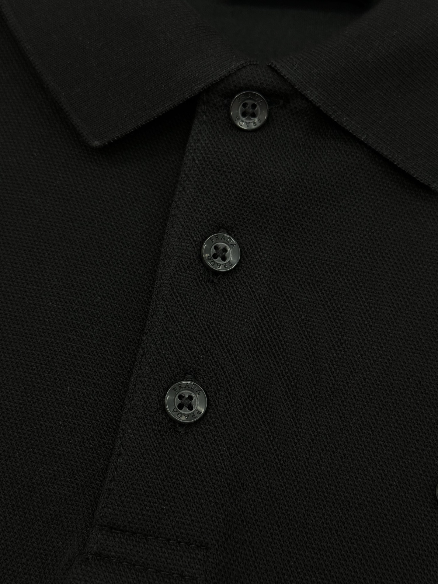 PRADA普拉达男士长袖翻领Polo.胸前经典徽标.定制皮牌.简单高级.整体纯色调调 辅以经典LOGO点