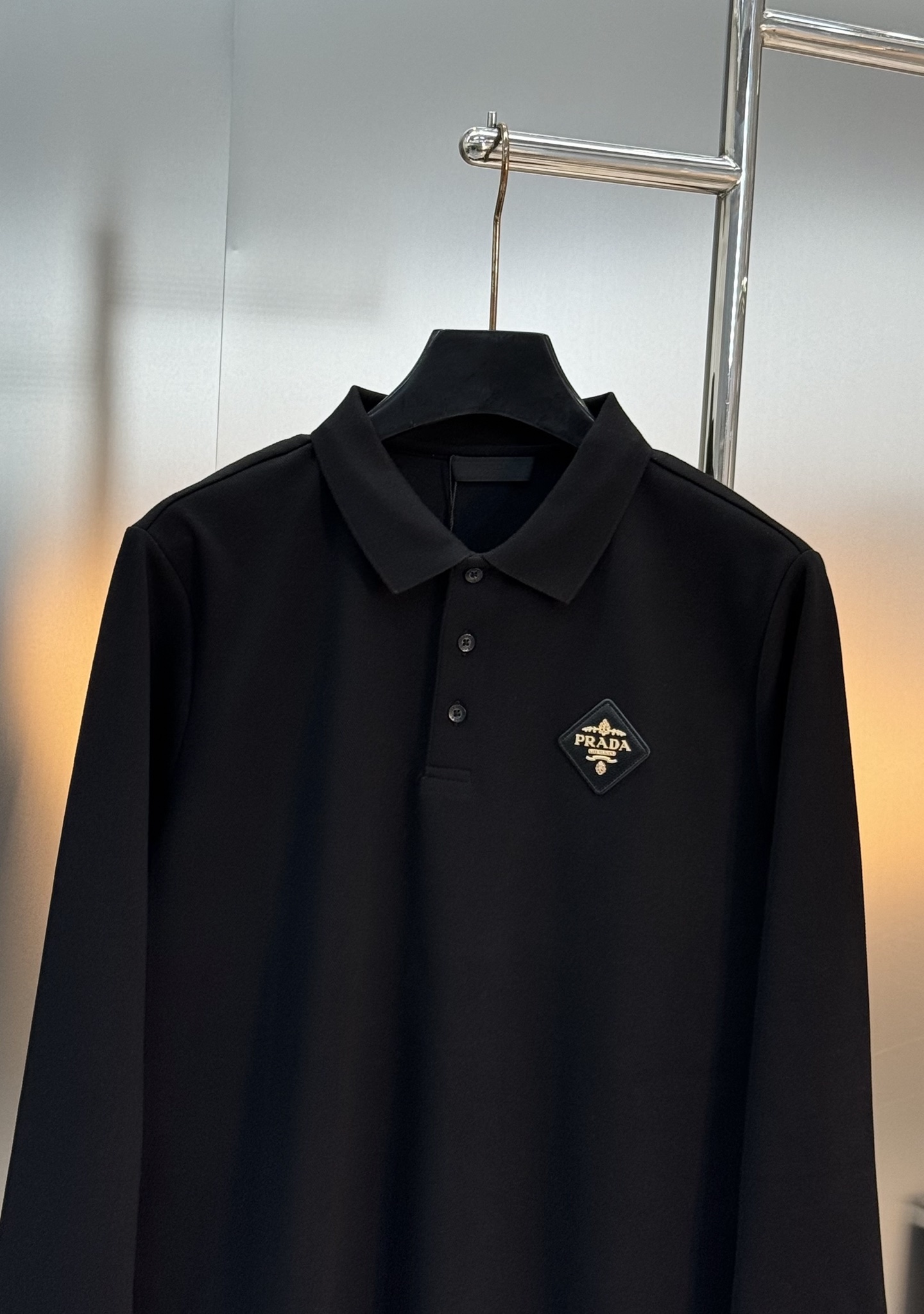 PRADA普拉达男士长袖翻领Polo.胸前经典徽标.定制皮牌.简单高级.整体纯色调调 辅以经典LOGO点
