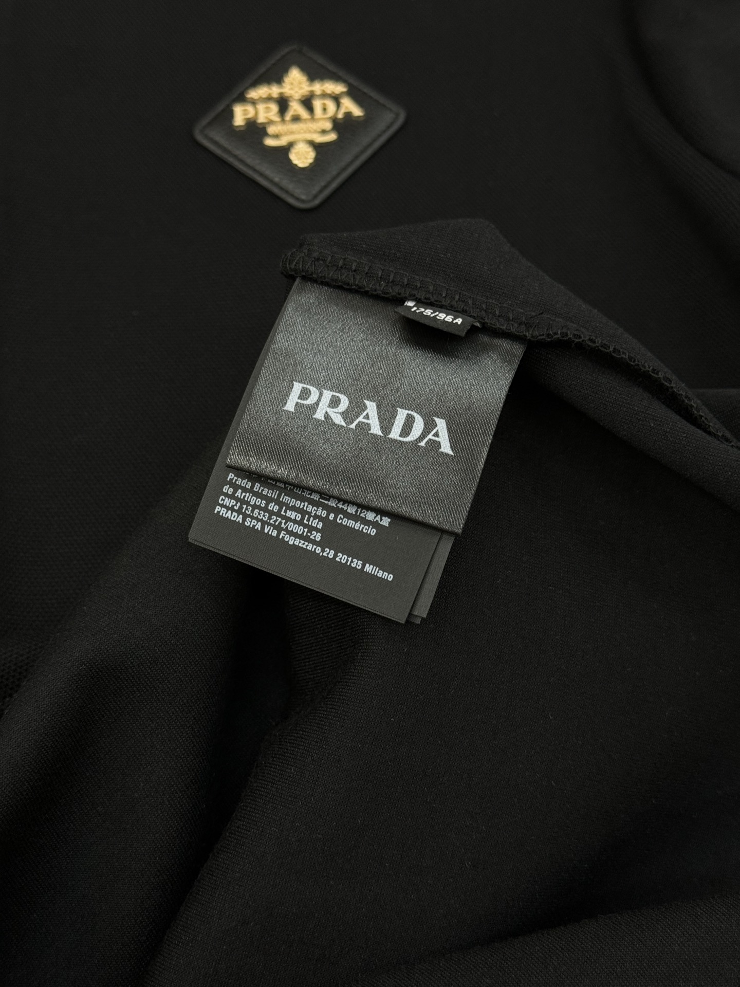 PRADA普拉达男士长袖翻领Polo.胸前经典徽标.定制皮牌.简单高级.整体纯色调调 辅以经典LOGO点