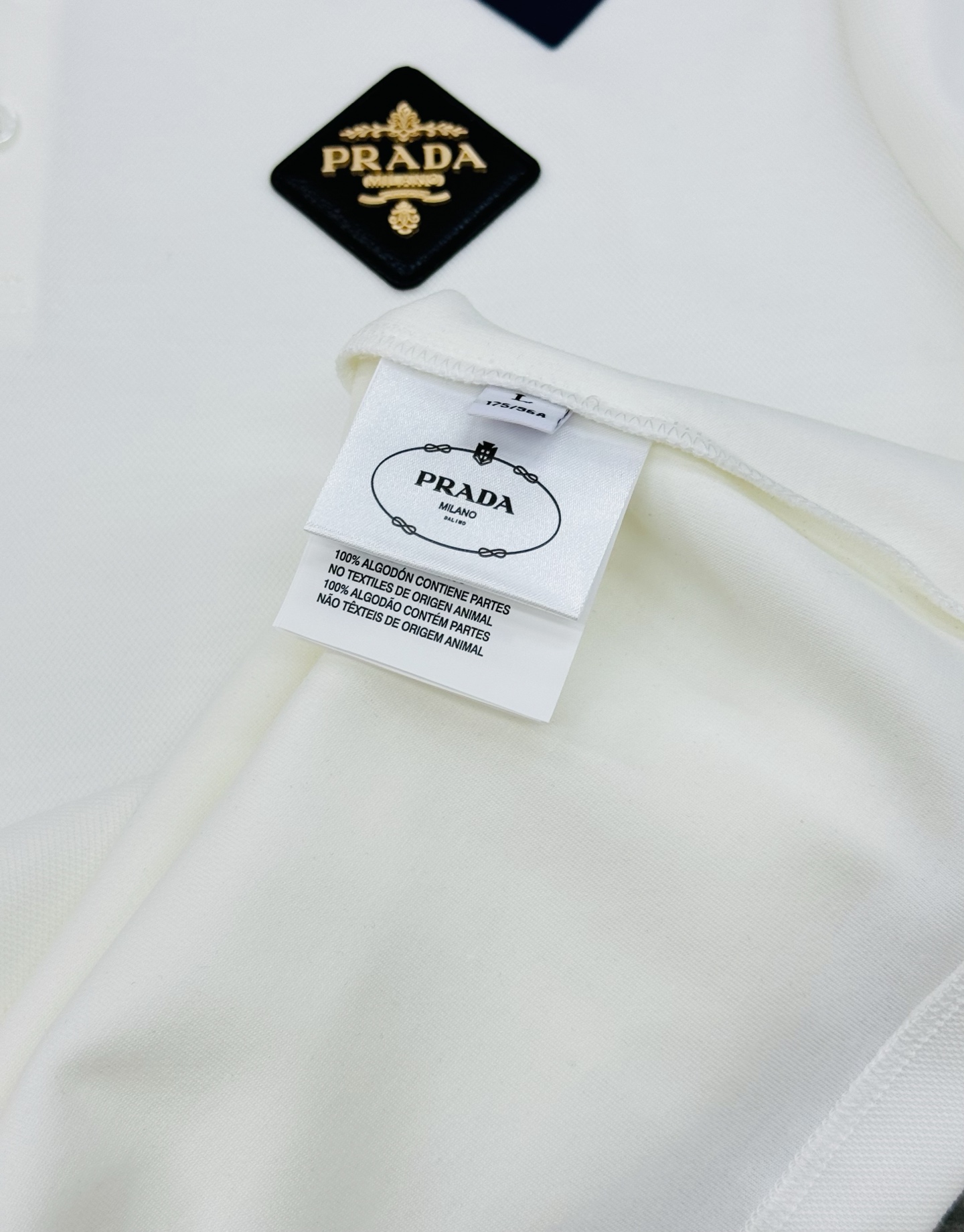 PRADA普拉达男士长袖翻领Polo.胸前经典徽标.定制皮牌.简单高级.整体纯色调调 辅以经典LOGO点