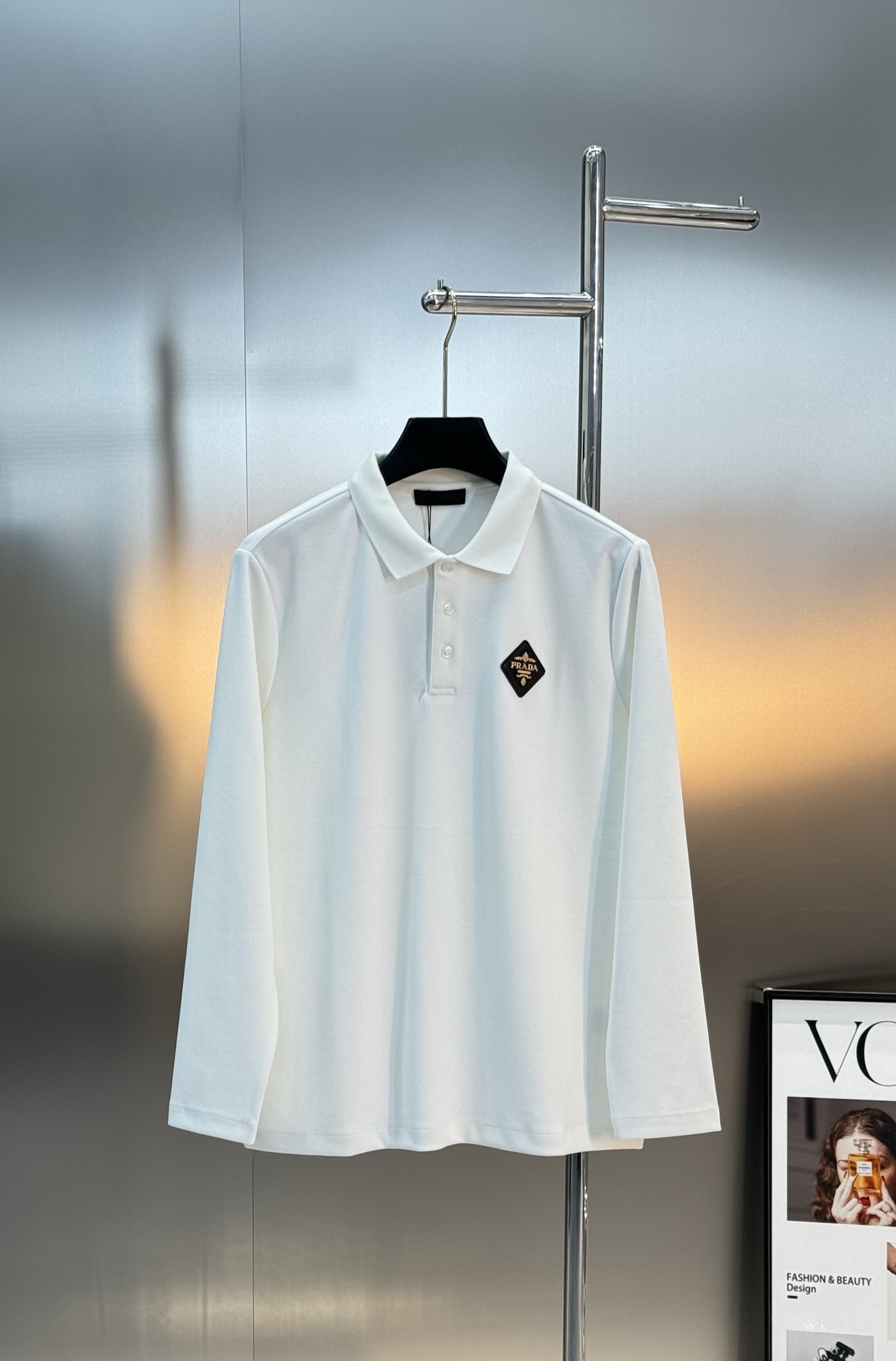 PRADA普拉达男士长袖翻领Polo.胸前经典徽标.定制皮牌.简单高级.整体纯色调调 辅以经典LOGO点