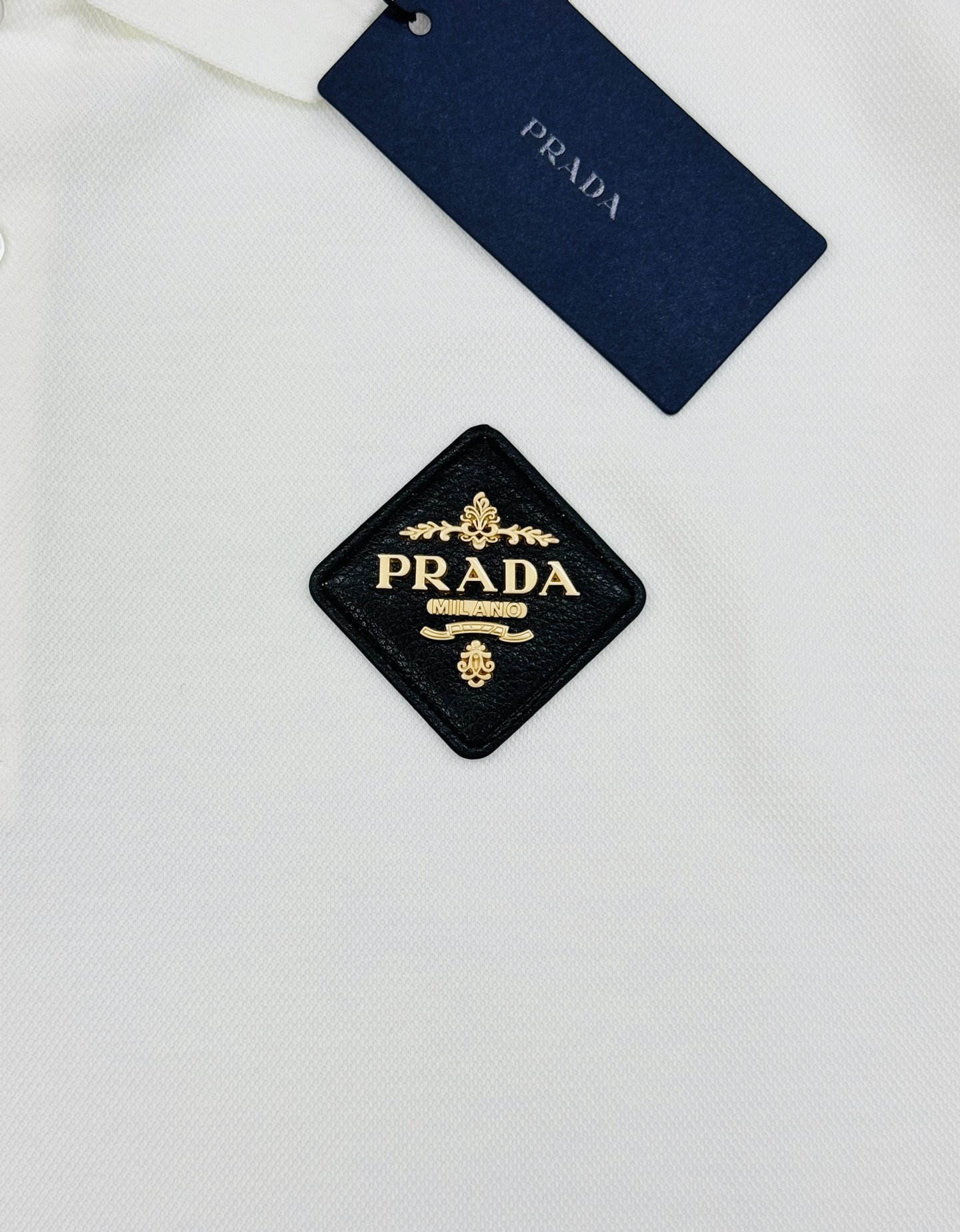 PRADA普拉达男士长袖翻领Polo.胸前经典徽标.定制皮牌.简单高级.整体纯色调调 辅以经典LOGO点