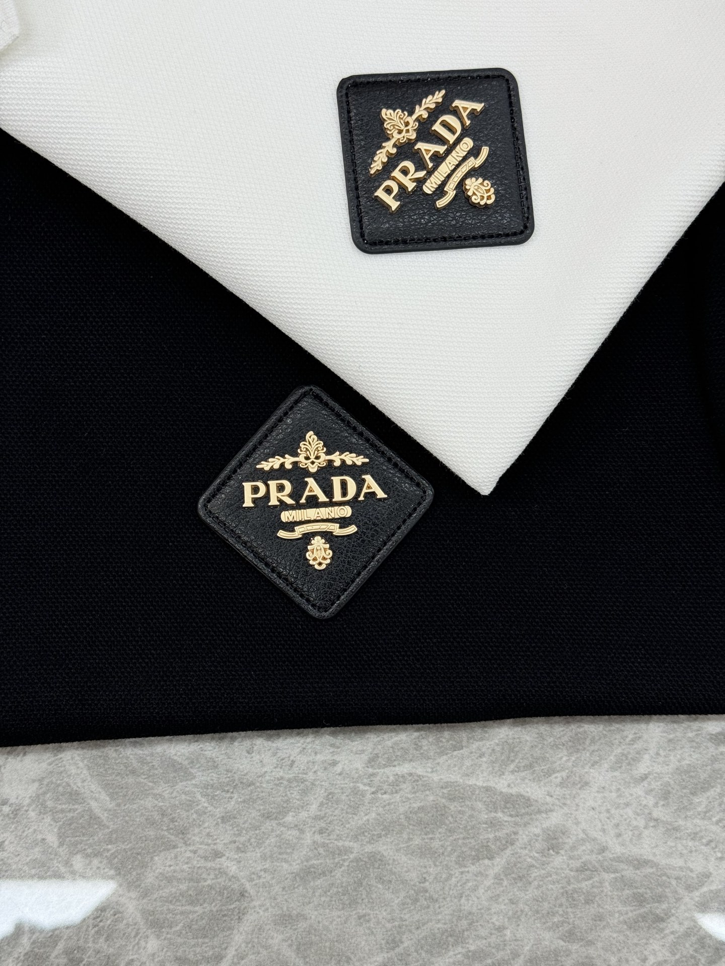 PRADA普拉达男士长袖翻领Polo.胸前经典徽标.定制皮牌.简单高级.整体纯色调调 辅以经典LOGO点