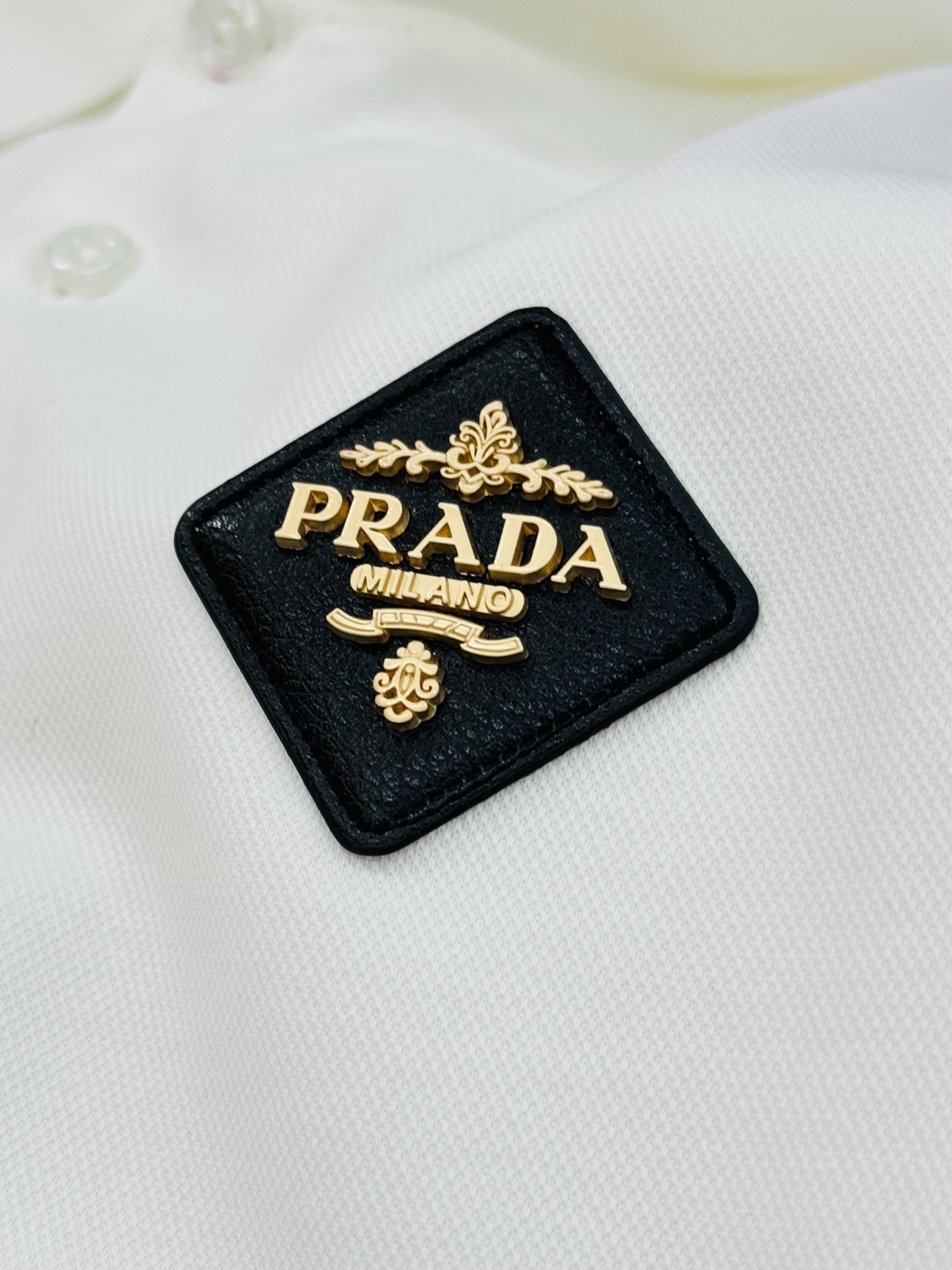 PRADA普拉达男士长袖翻领Polo.胸前经典徽标.定制皮牌.简单高级.整体纯色调调 辅以经典LOGO点