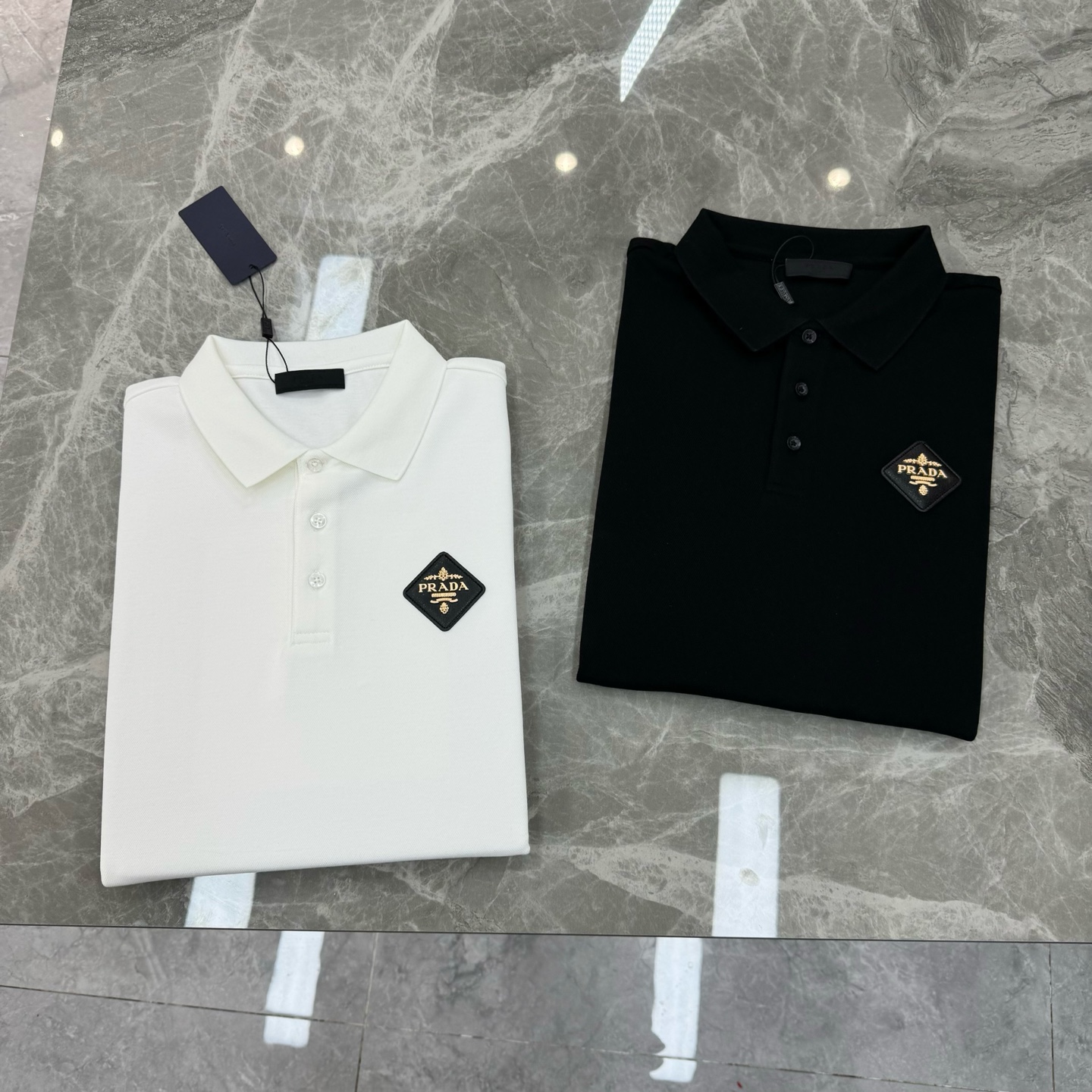 PRADA普拉达男士长袖翻领Polo.胸前经典徽标.定制皮牌.简单高级.整体纯色调调 辅以经典LOGO点