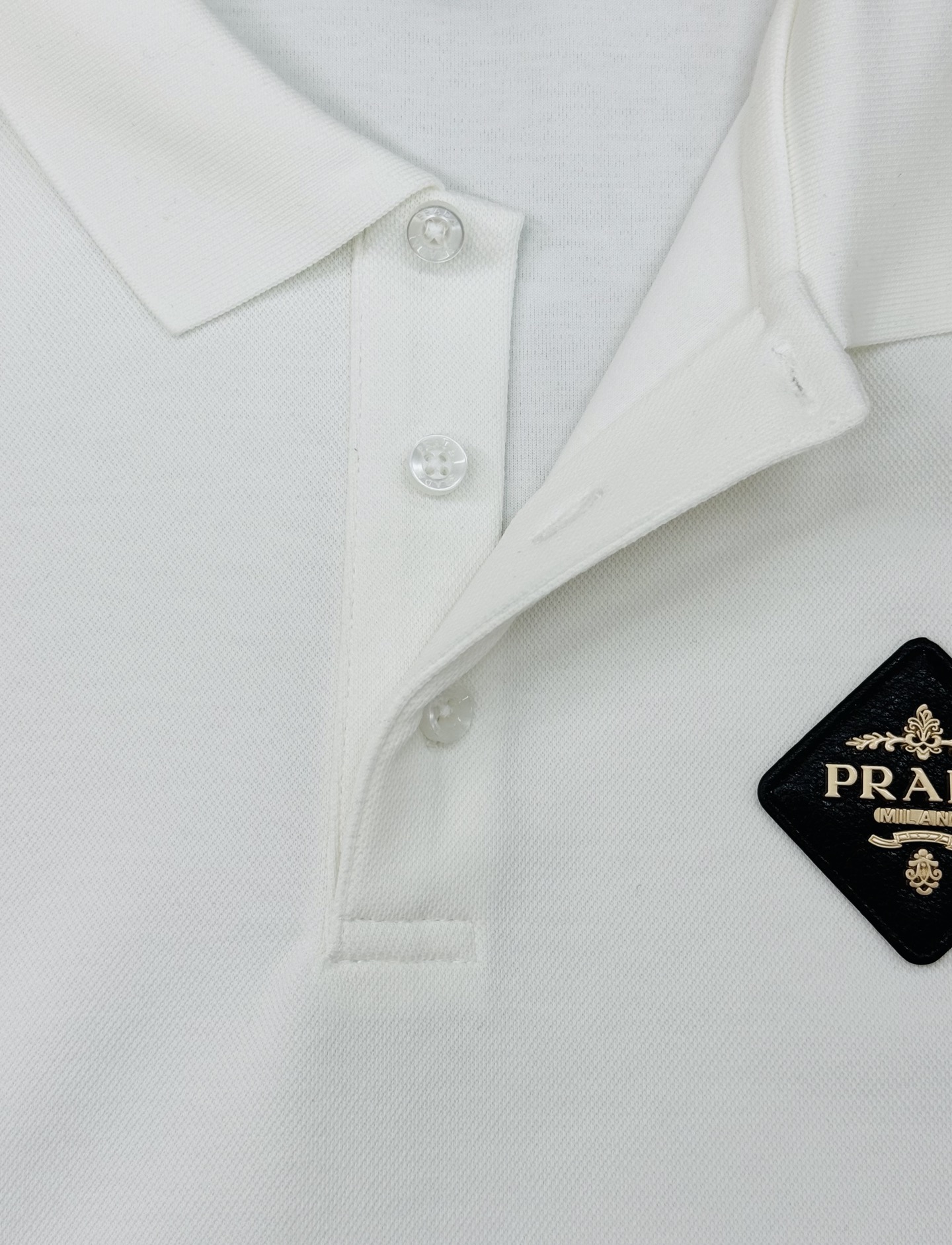 PRADA普拉达男士长袖翻领Polo.胸前经典徽标.定制皮牌.简单高级.整体纯色调调 辅以经典LOGO点