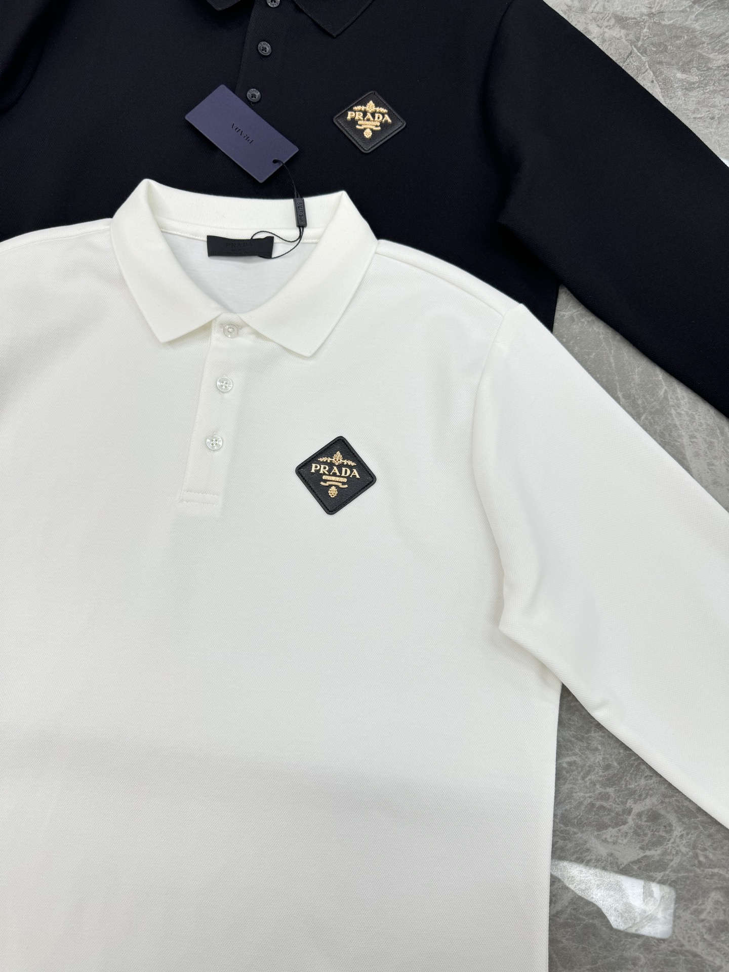 PRADA普拉达男士长袖翻领Polo.胸前经典徽标.定制皮牌.简单高级.整体纯色调调 辅以经典LOGO点