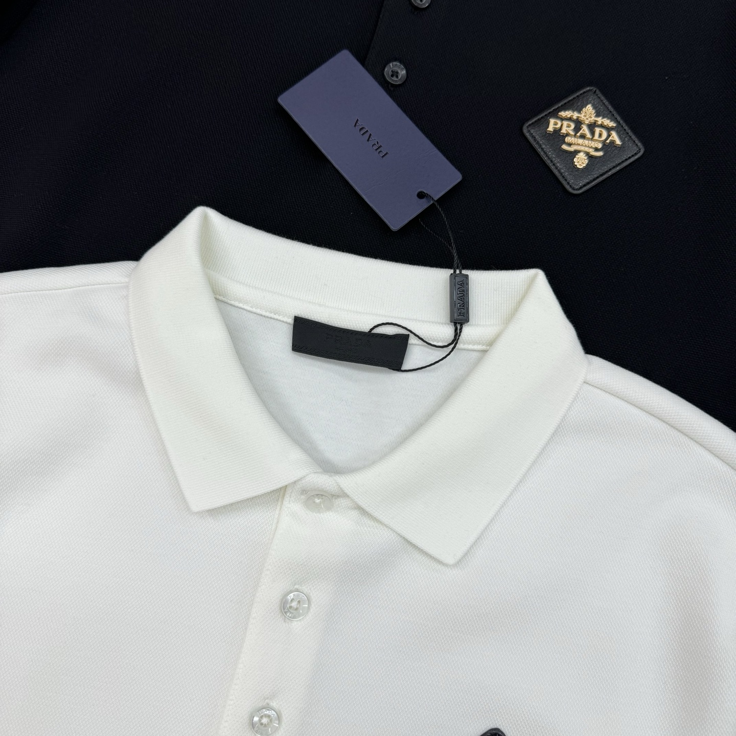 PRADA普拉达男士长袖翻领Polo.胸前经典徽标.定制皮牌.简单高级.整体纯色调调 辅以经典LOGO点