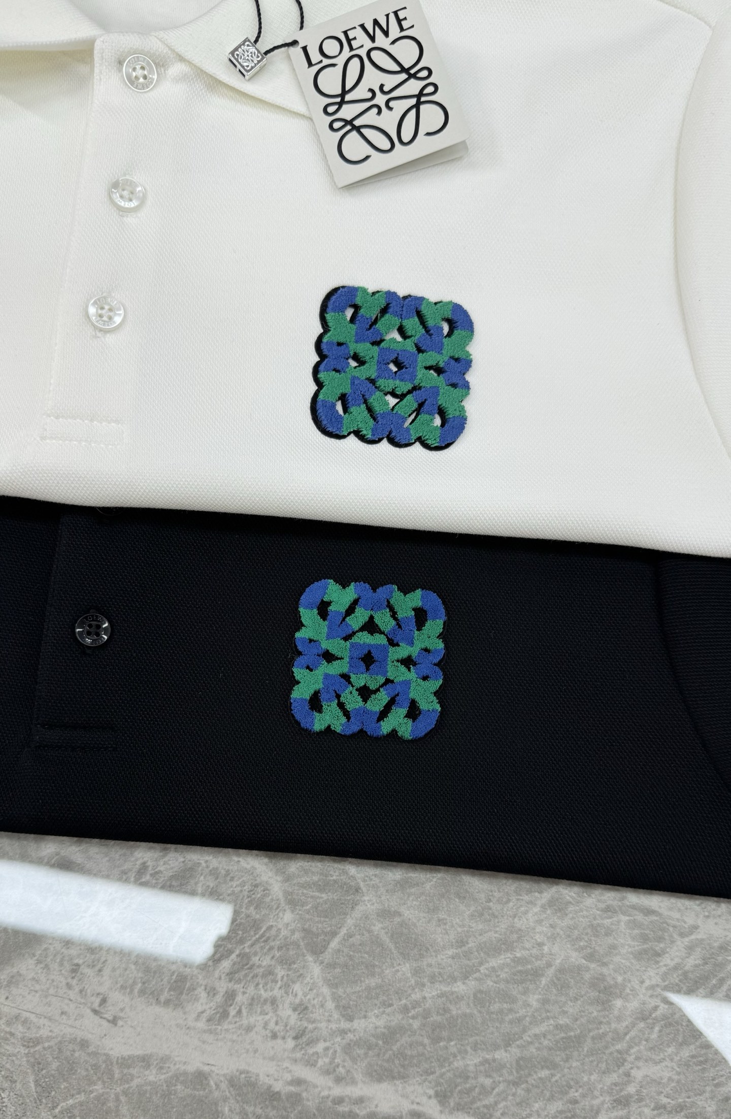 LOEWE罗意威新款长袖Polo衫，经典Polo领+高品质双丝光加厚面料，柔软亲肤又透气，穿着超舒适!胸