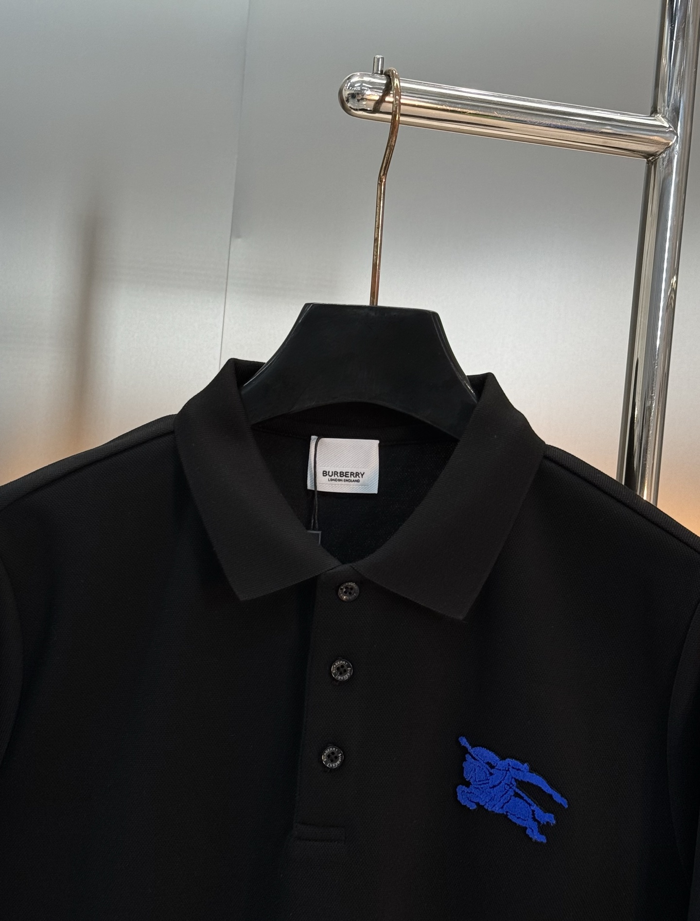 Burberry经典战马刺绣长袖Polo衫，采用高品质棉质面料，柔软亲肤又透气，穿着超舒适~胸前战马刺绣