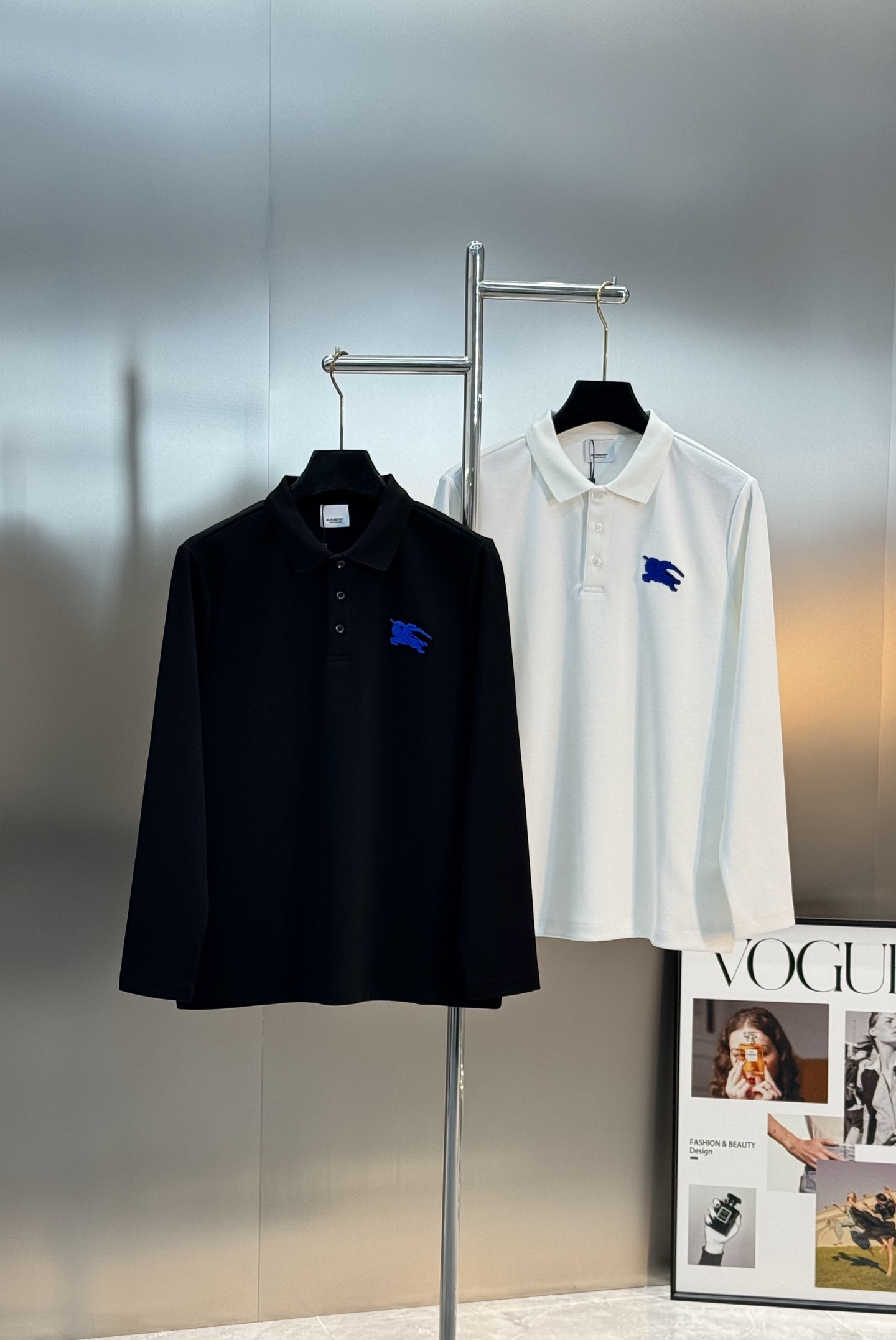 Burberry经典战马刺绣长袖Polo衫，采用高品质棉质面料，柔软亲肤又透气，穿着超舒适~胸前战马刺绣