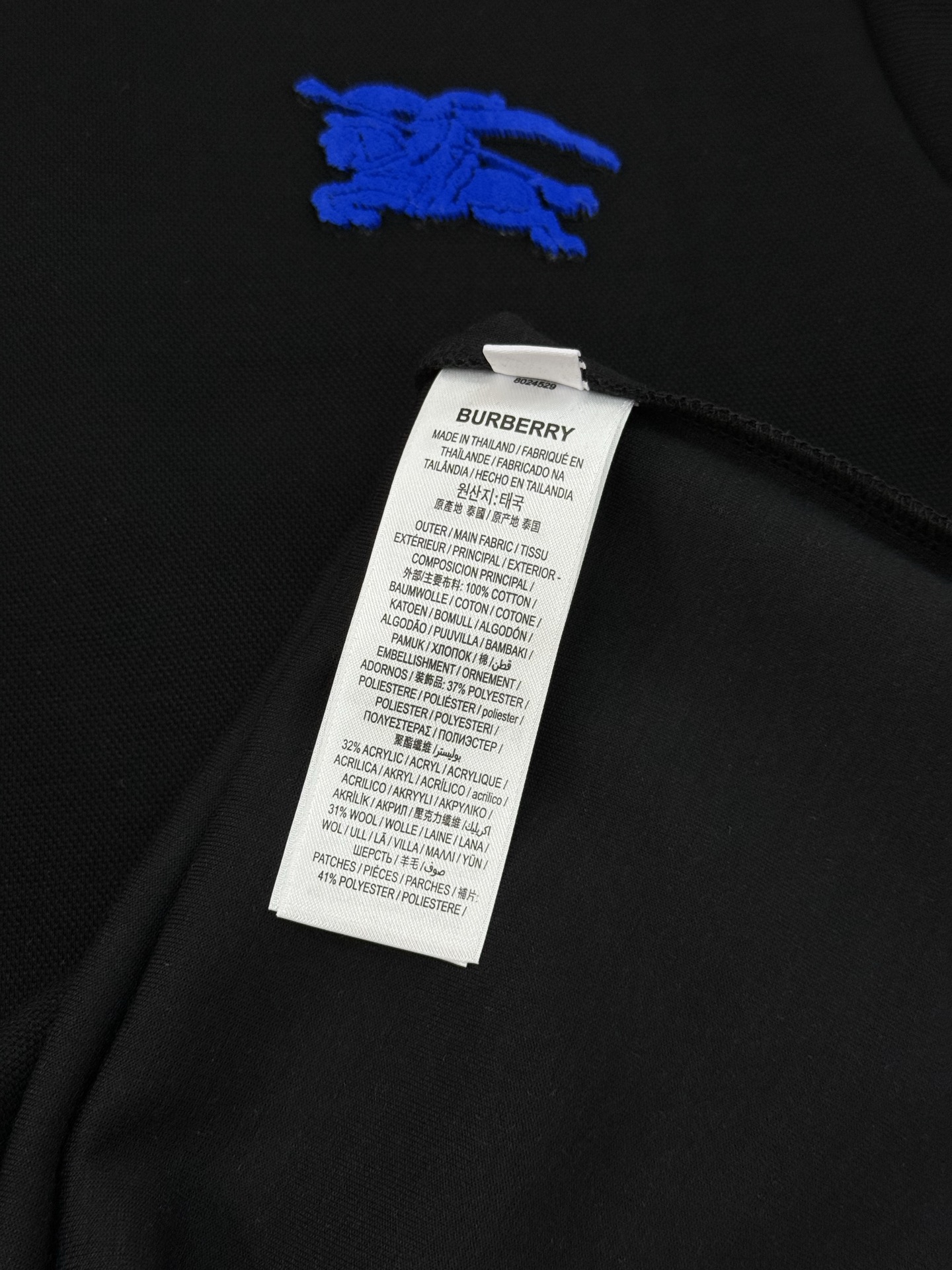 Burberry经典战马刺绣长袖Polo衫，采用高品质棉质面料，柔软亲肤又透气，穿着超舒适~胸前战马刺绣